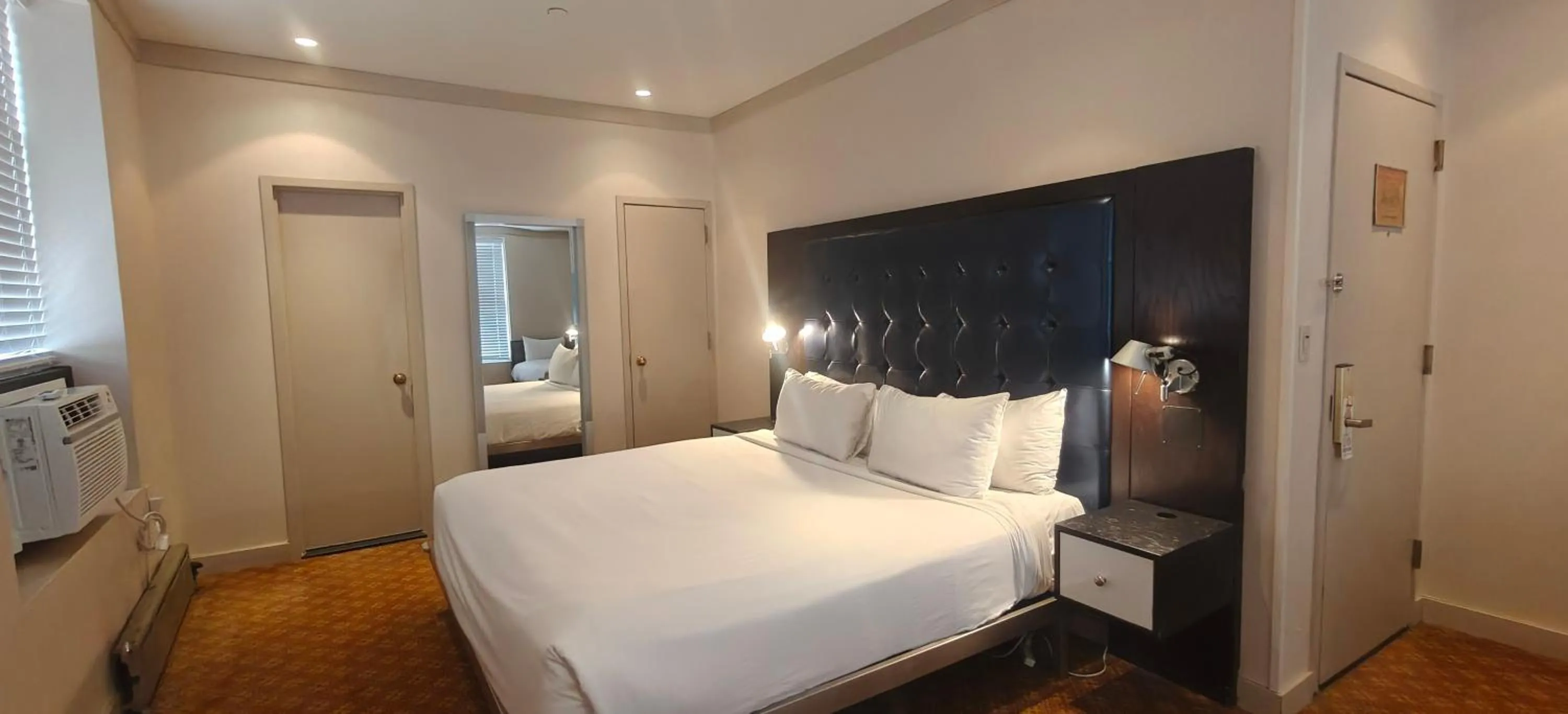 Living room, Bed in Night Hotel Broadway