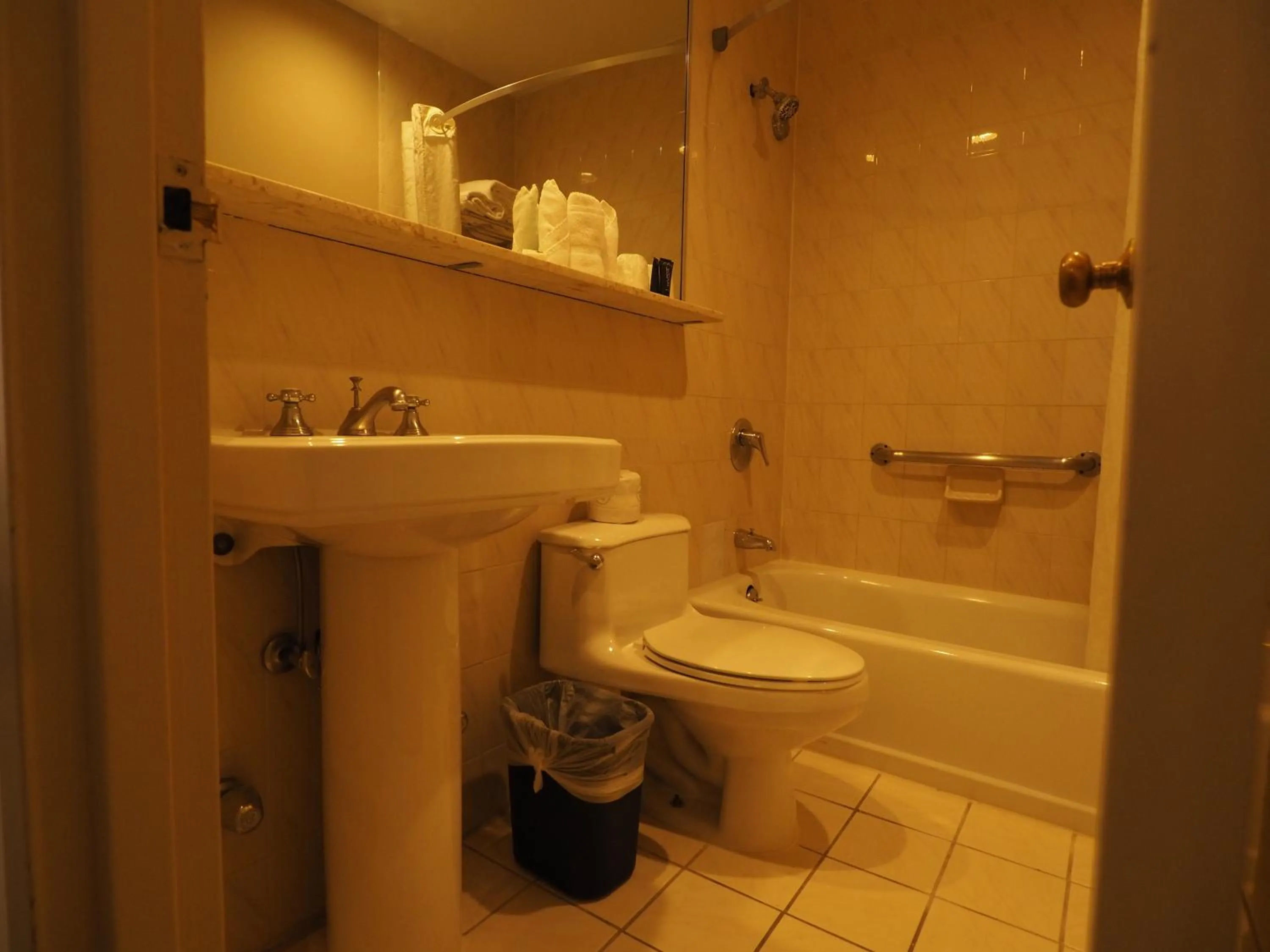 Shower in Night Hotel Broadway