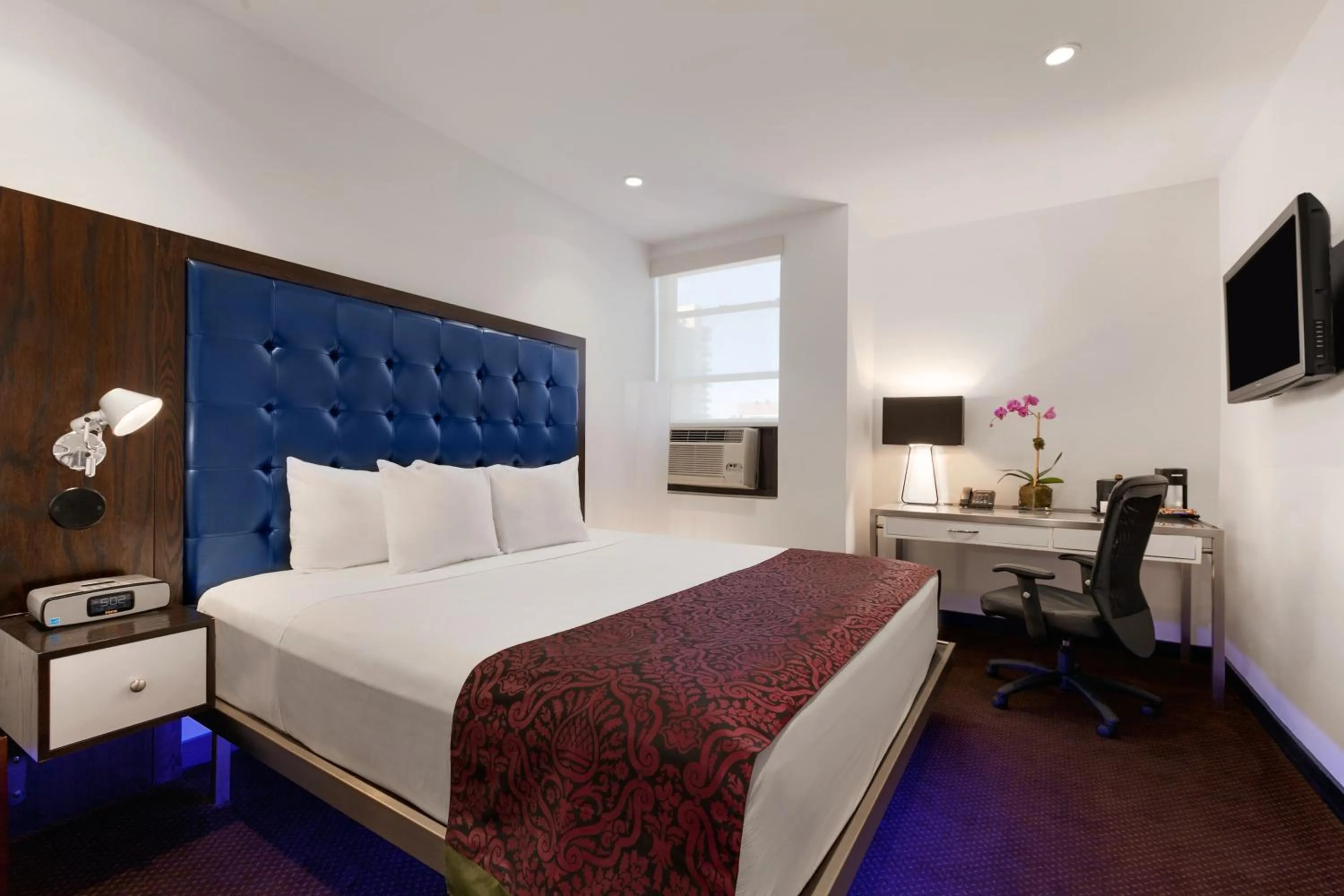 Bedroom, Bed in Night Hotel Broadway