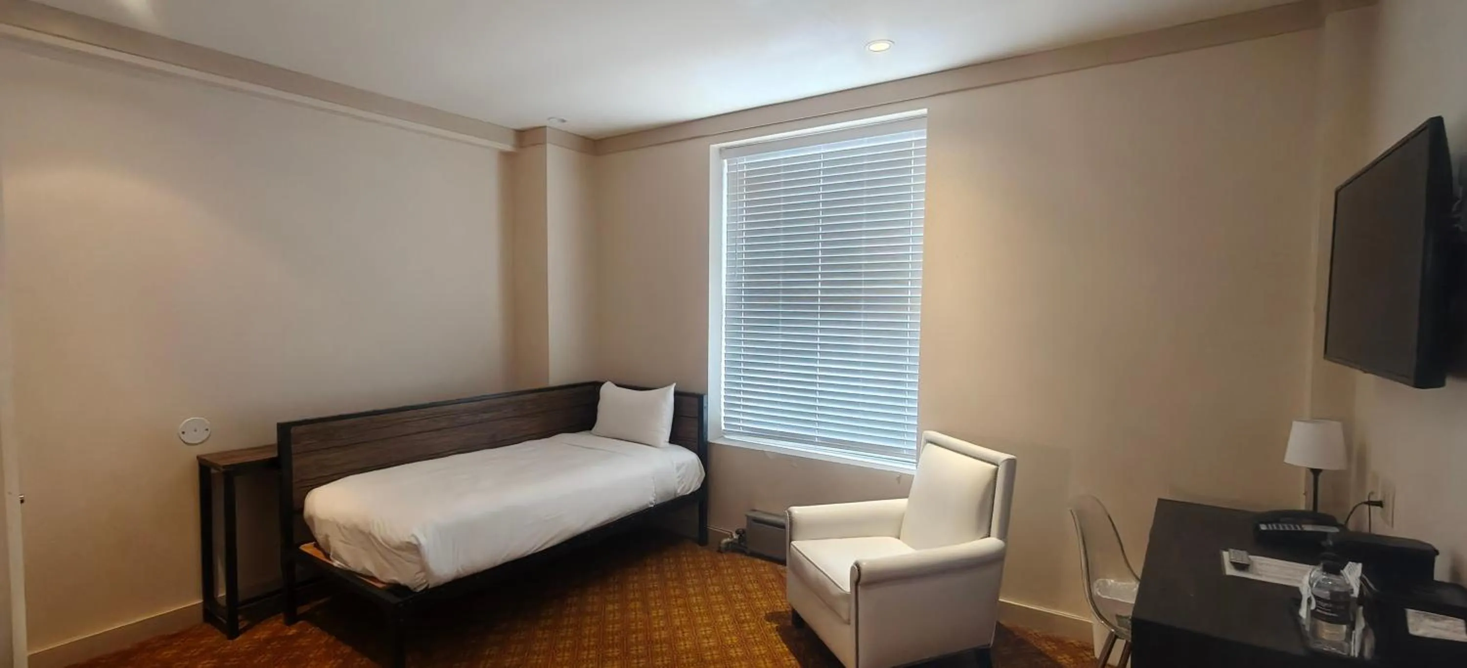 Living room, Bed in Night Hotel Broadway