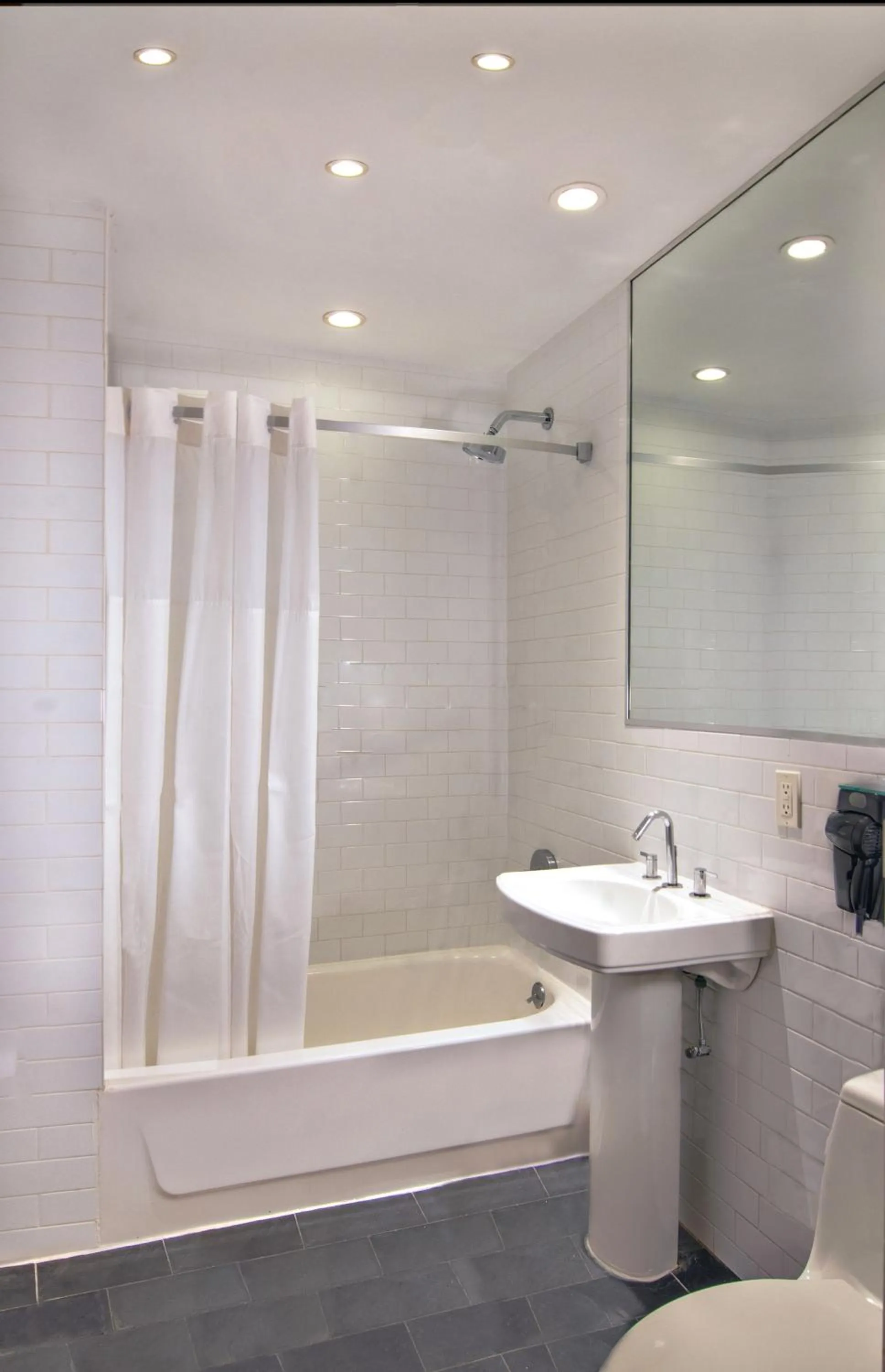 Shower in Night Hotel Broadway