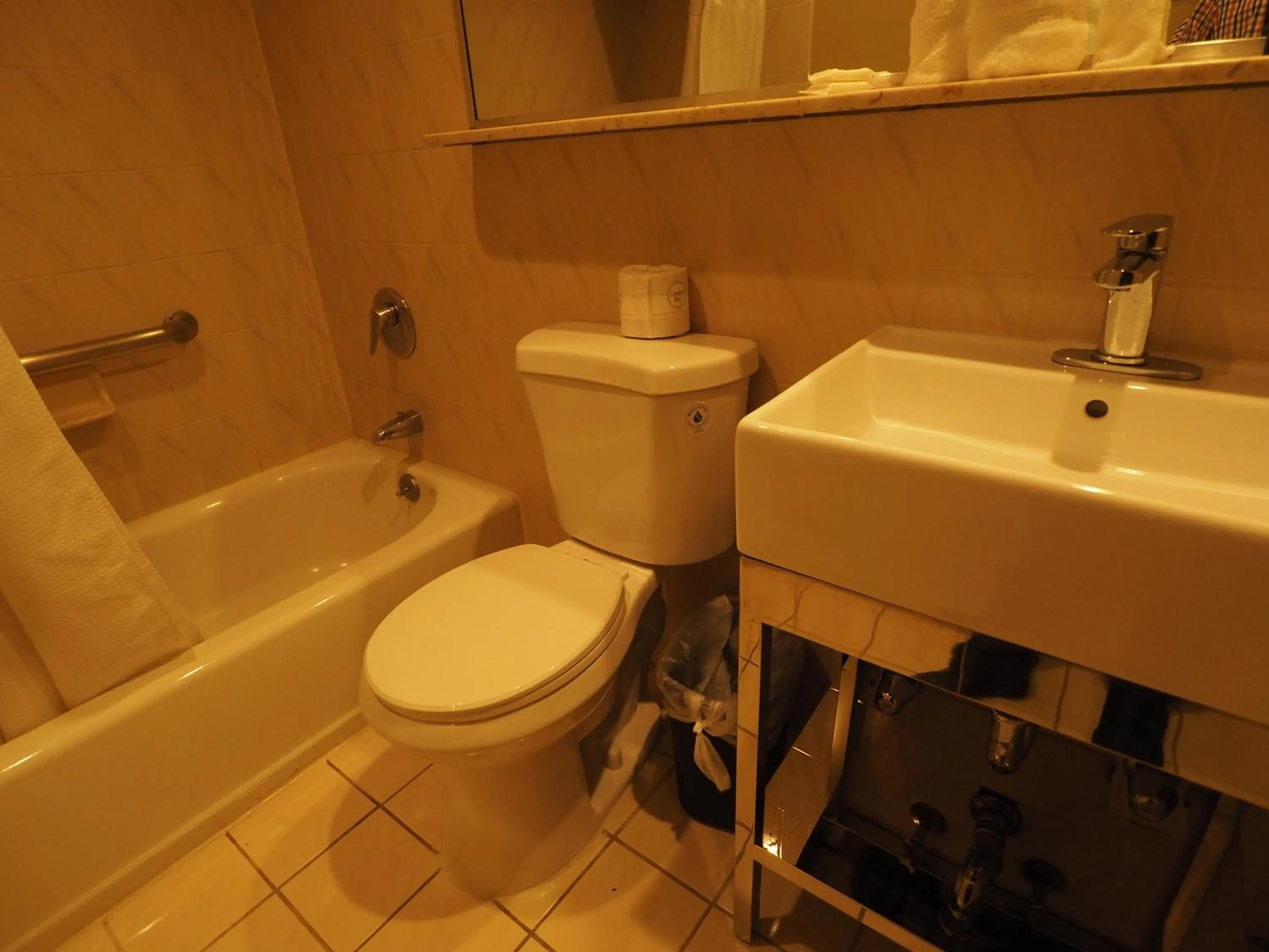 Shower in Night Hotel Broadway