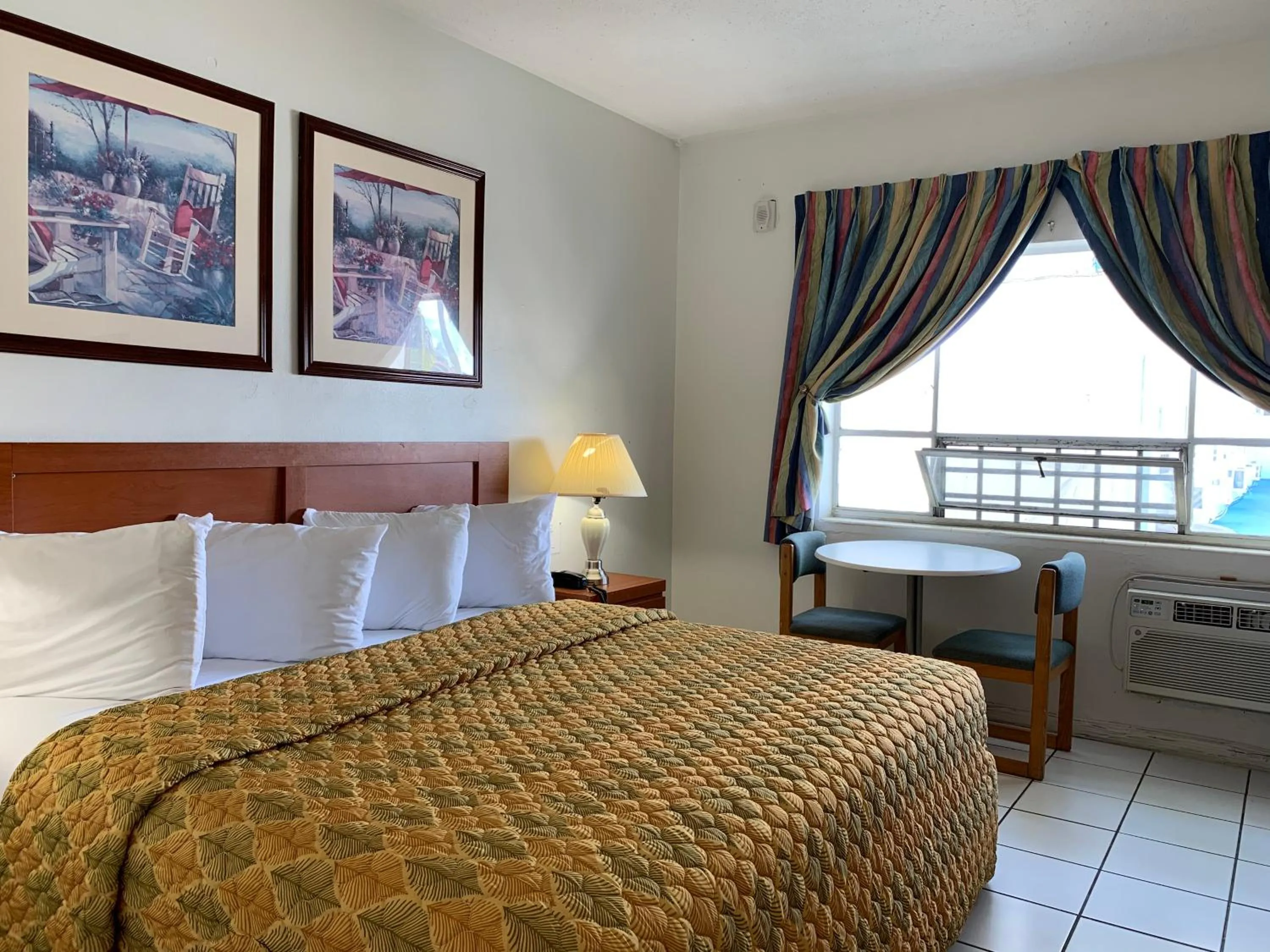 Bedroom, Bed in International Inn on the Bay