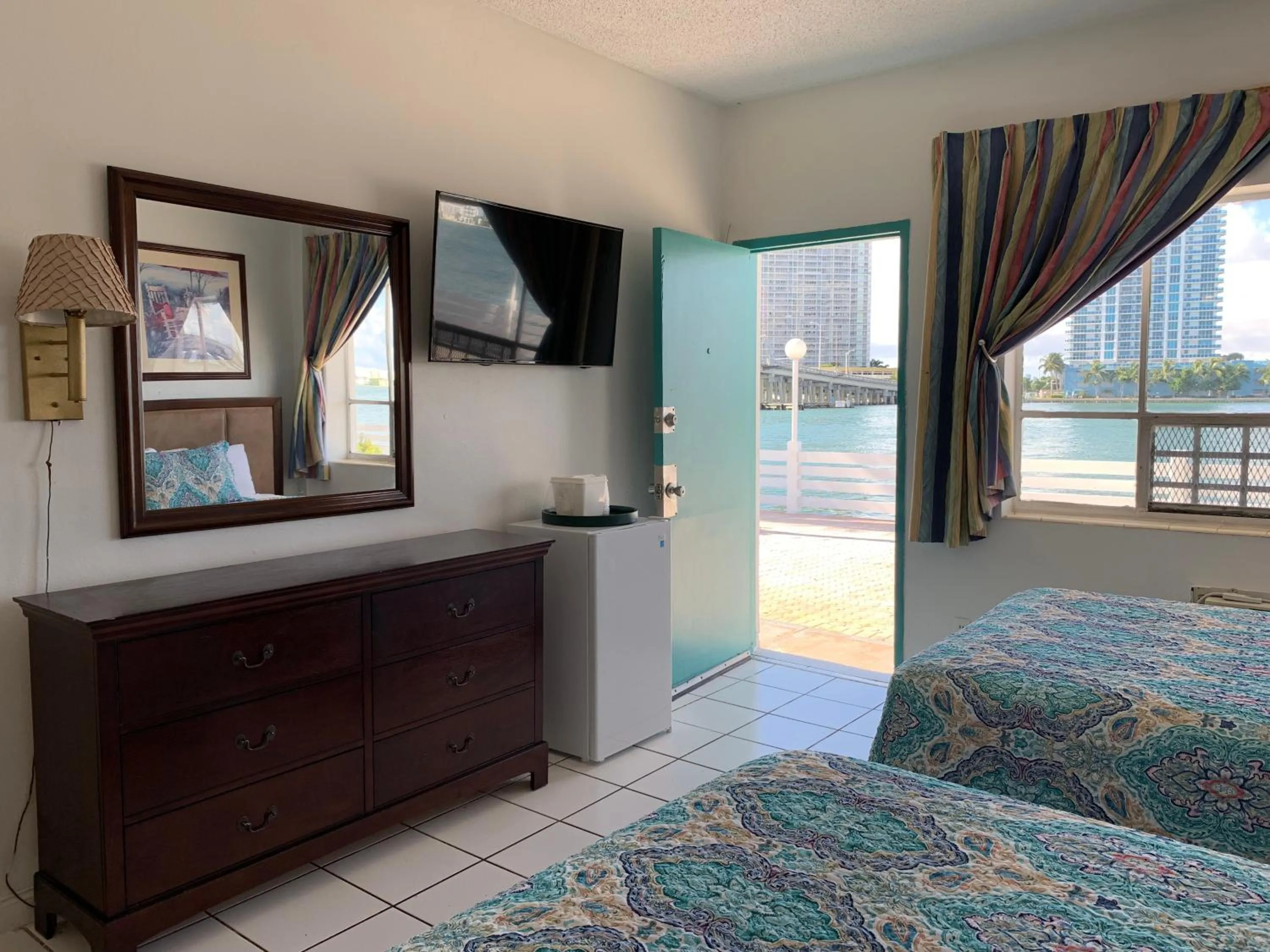 TV and multimedia, Bed in International Inn on the Bay