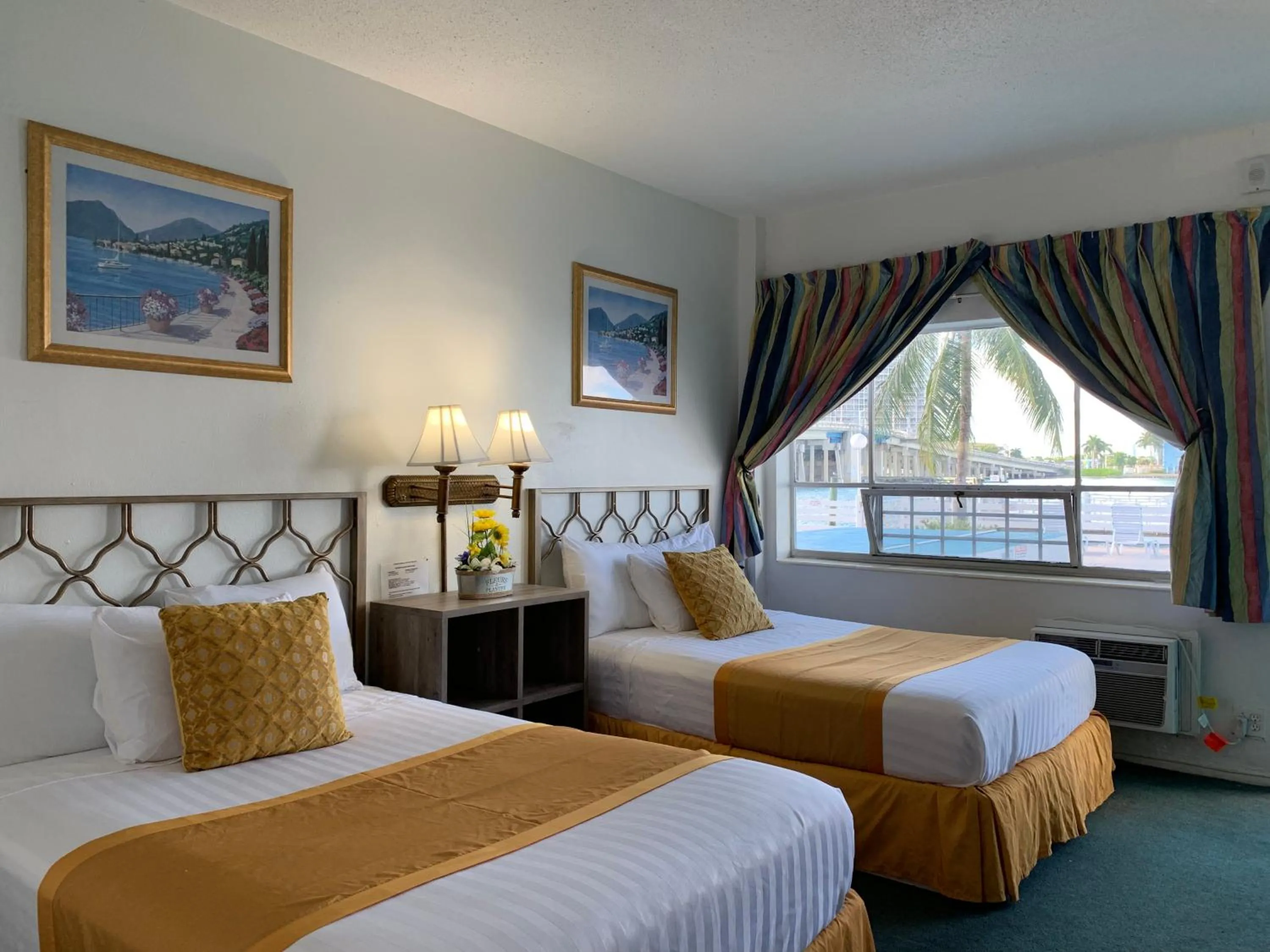 Photo of the whole room, Bed in International Inn on the Bay