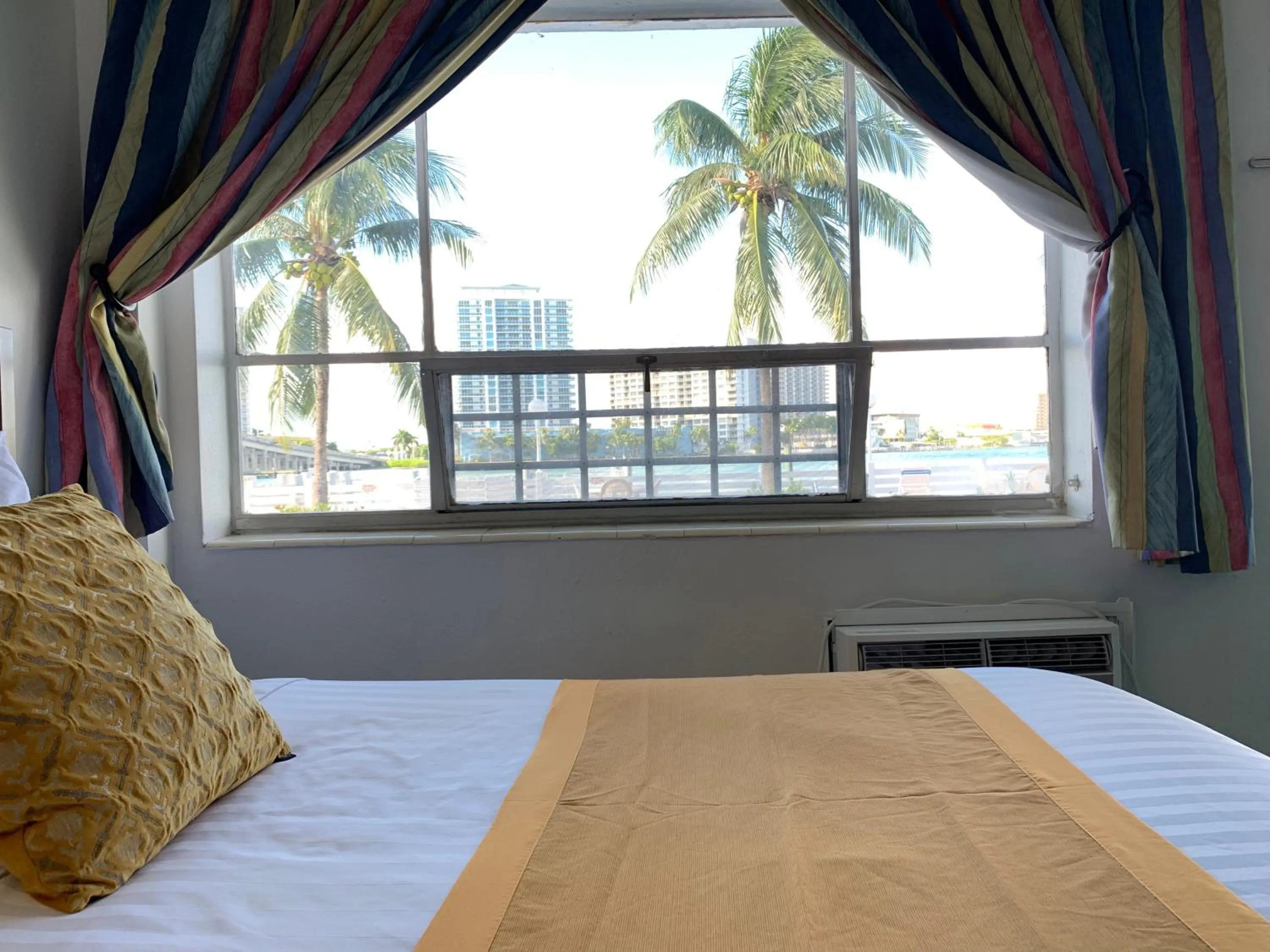 Bed in International Inn on the Bay