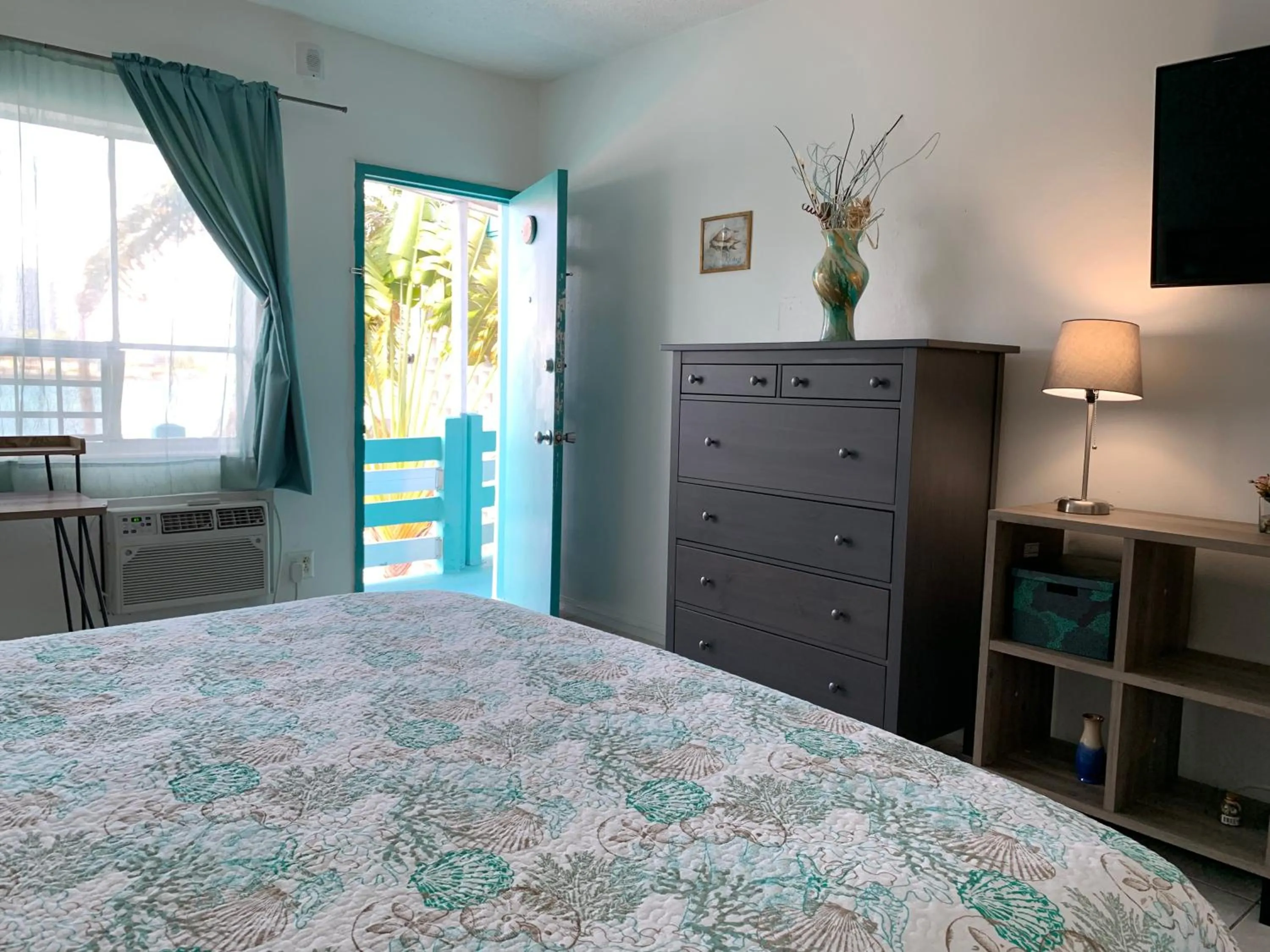 Bed in International Inn on the Bay