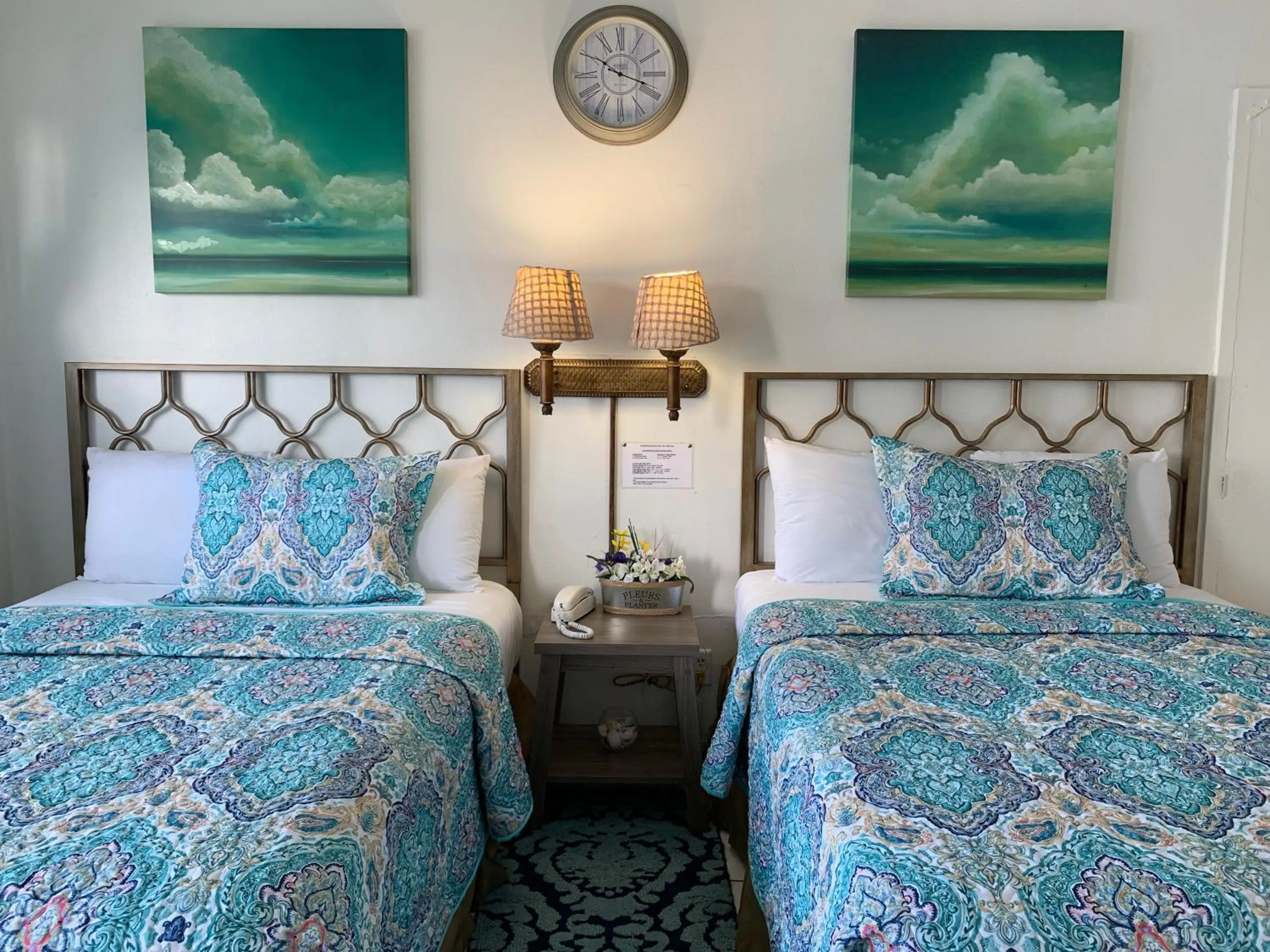 Photo of the whole room, Bed in International Inn on the Bay