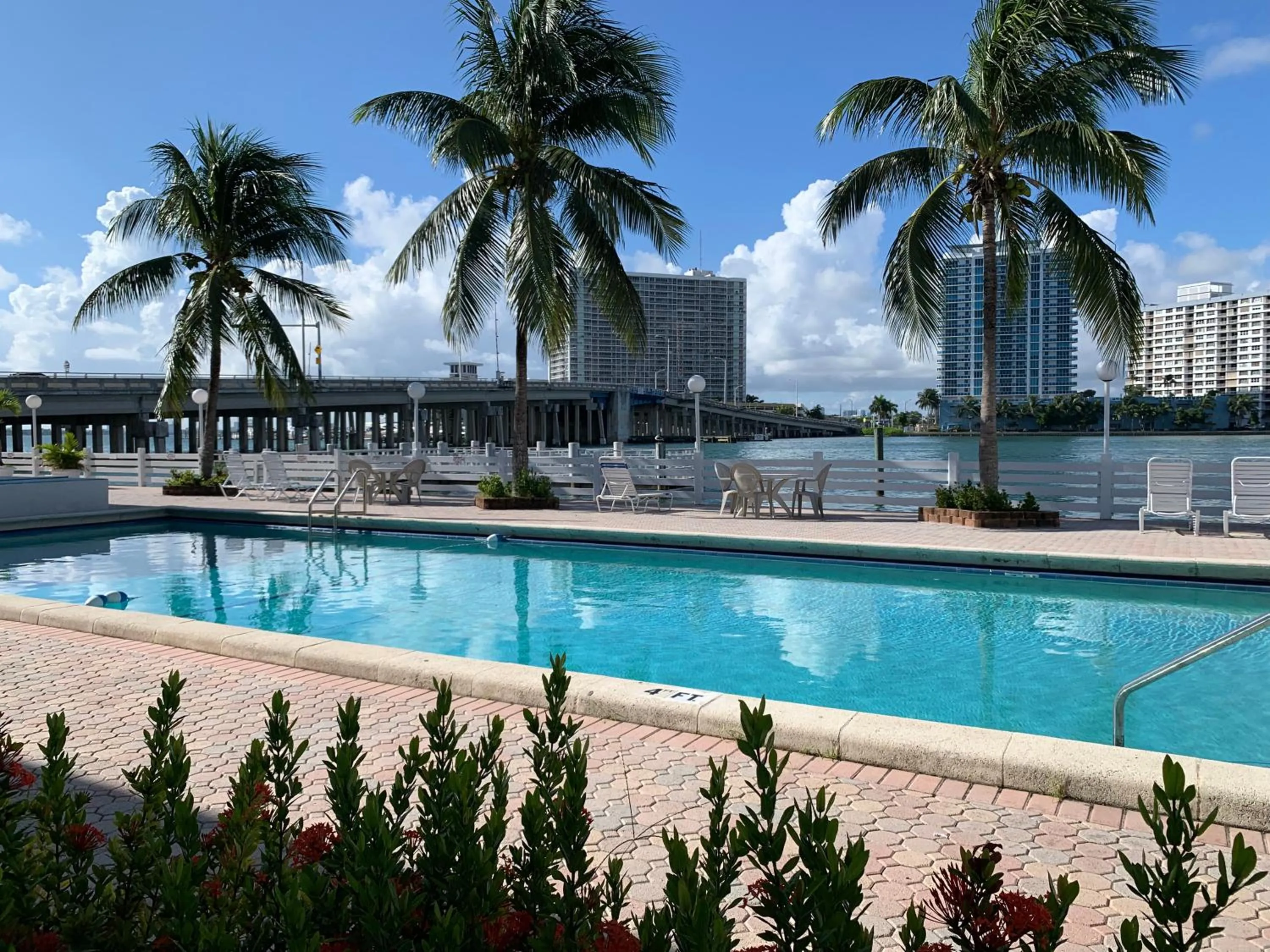Swimming pool in International Inn on the Bay