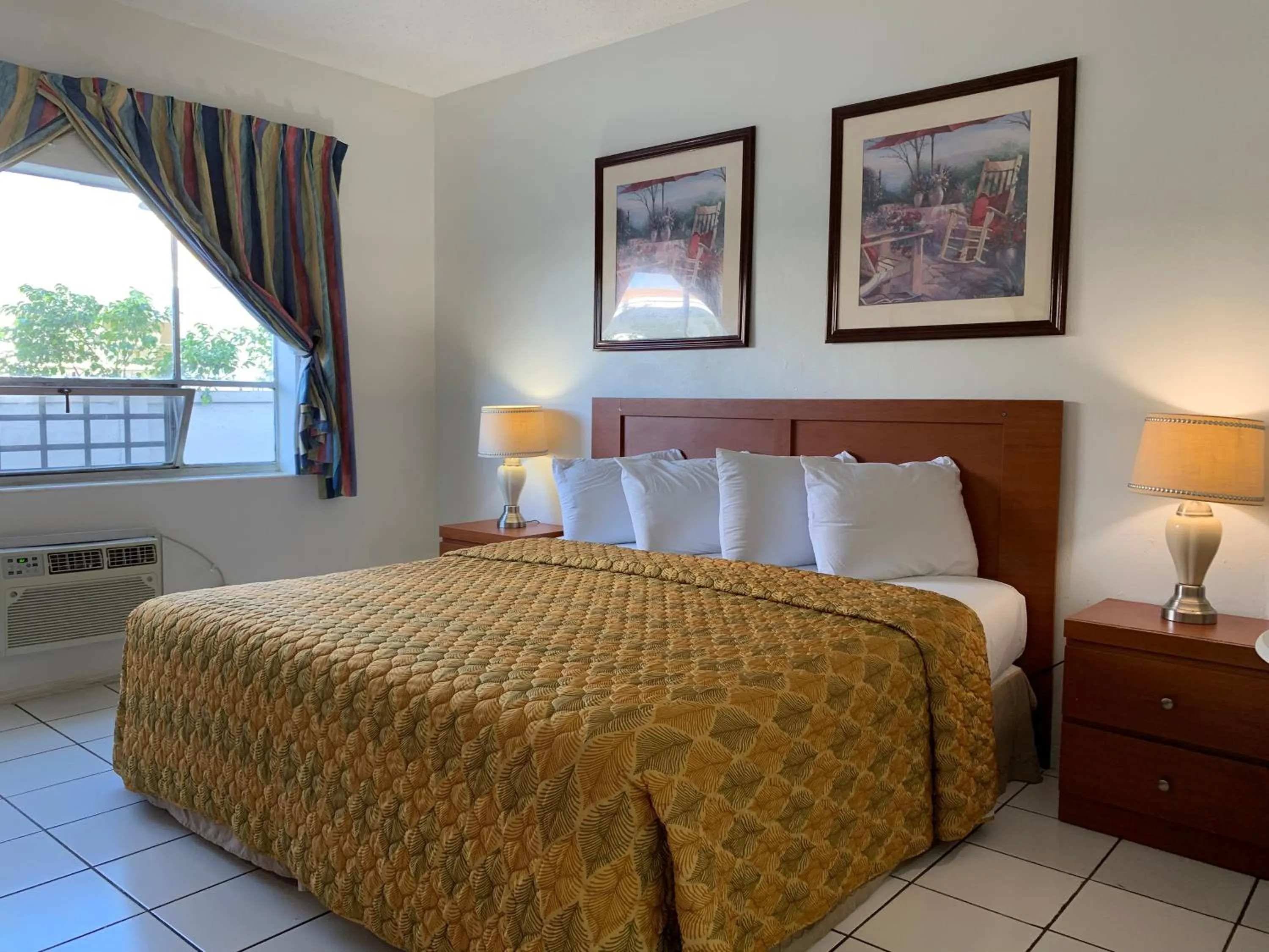 Bed in International Inn on the Bay