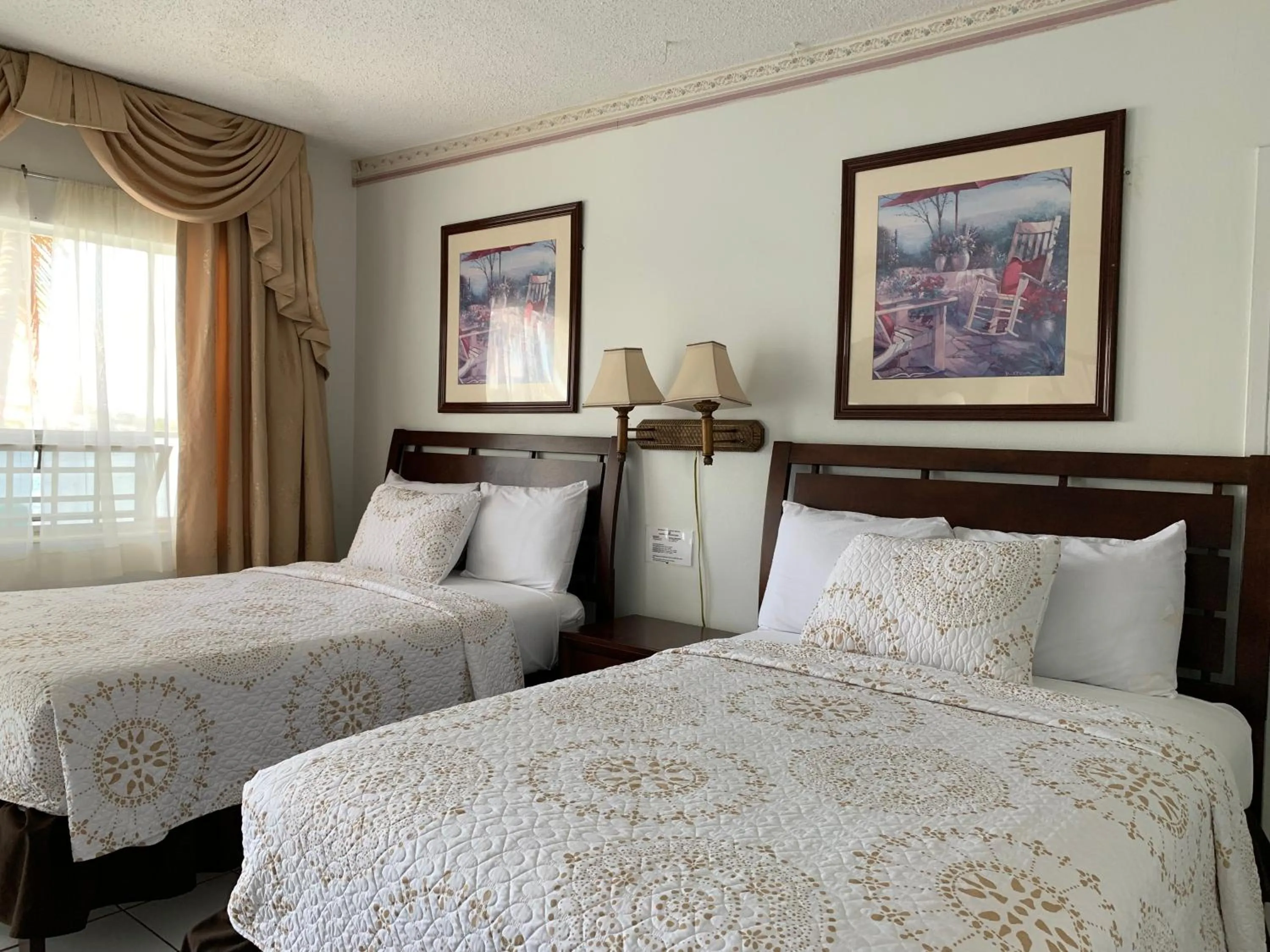 Bed in International Inn on the Bay