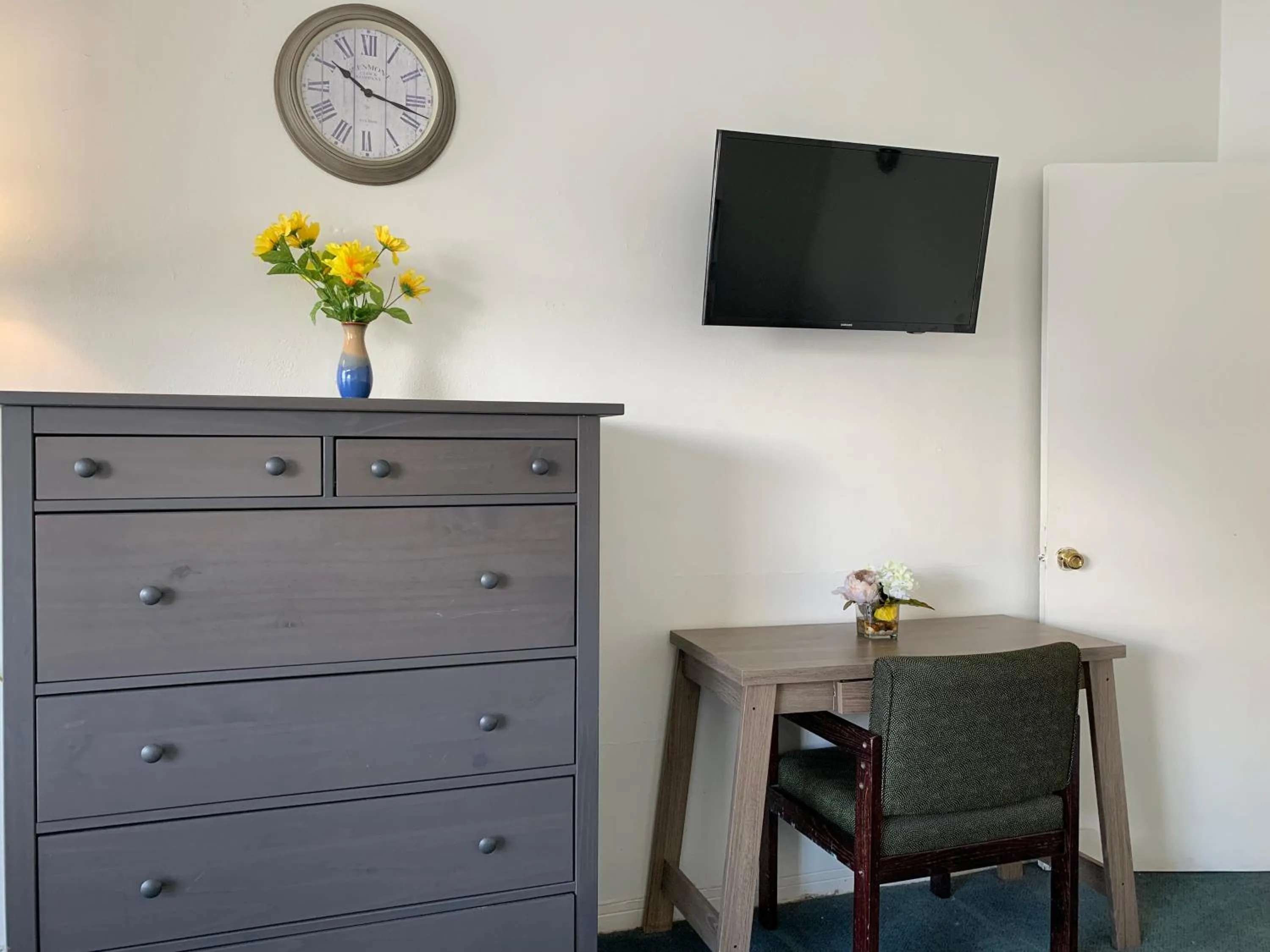 TV and multimedia in International Inn on the Bay