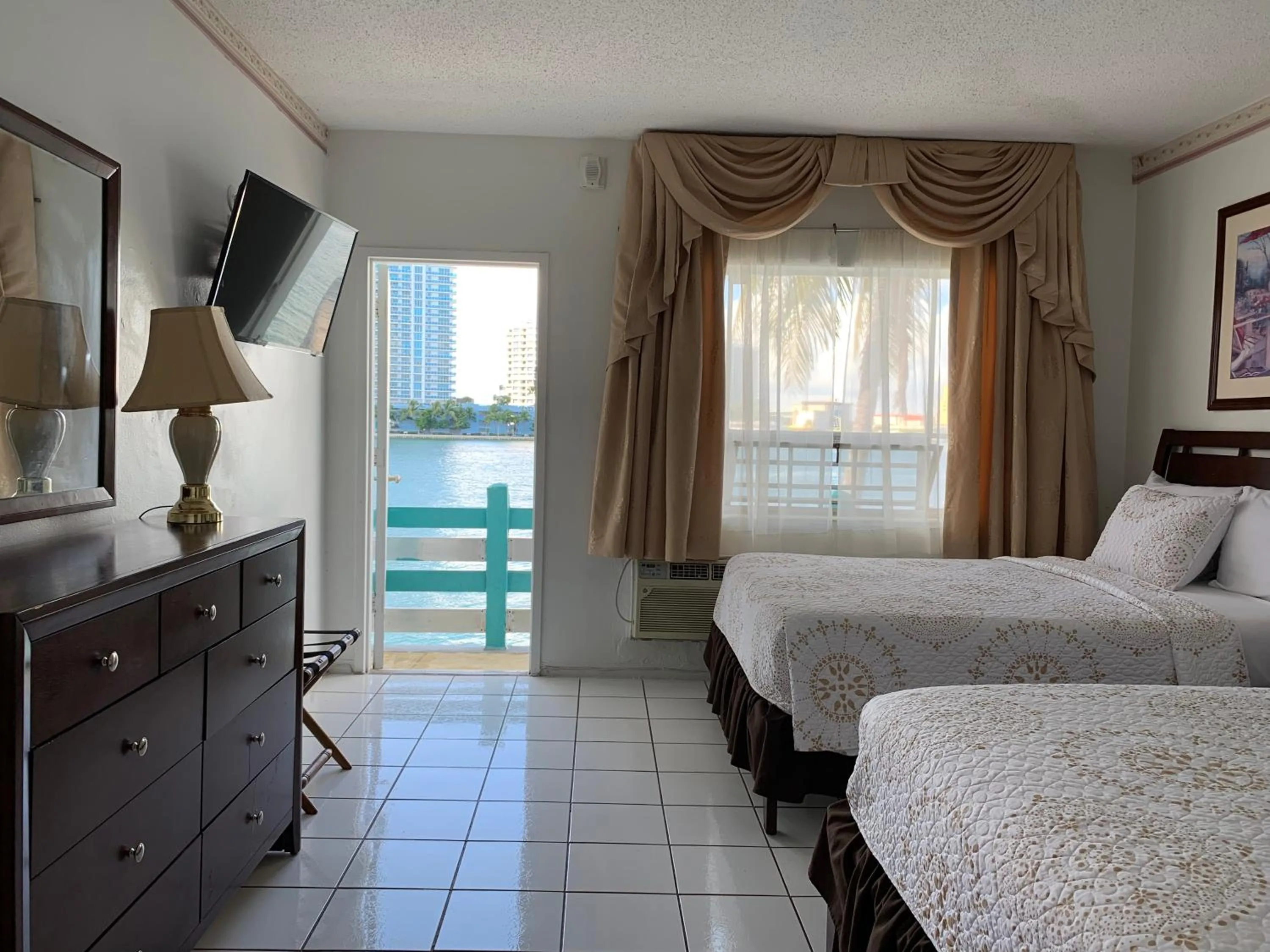 Bed in International Inn on the Bay