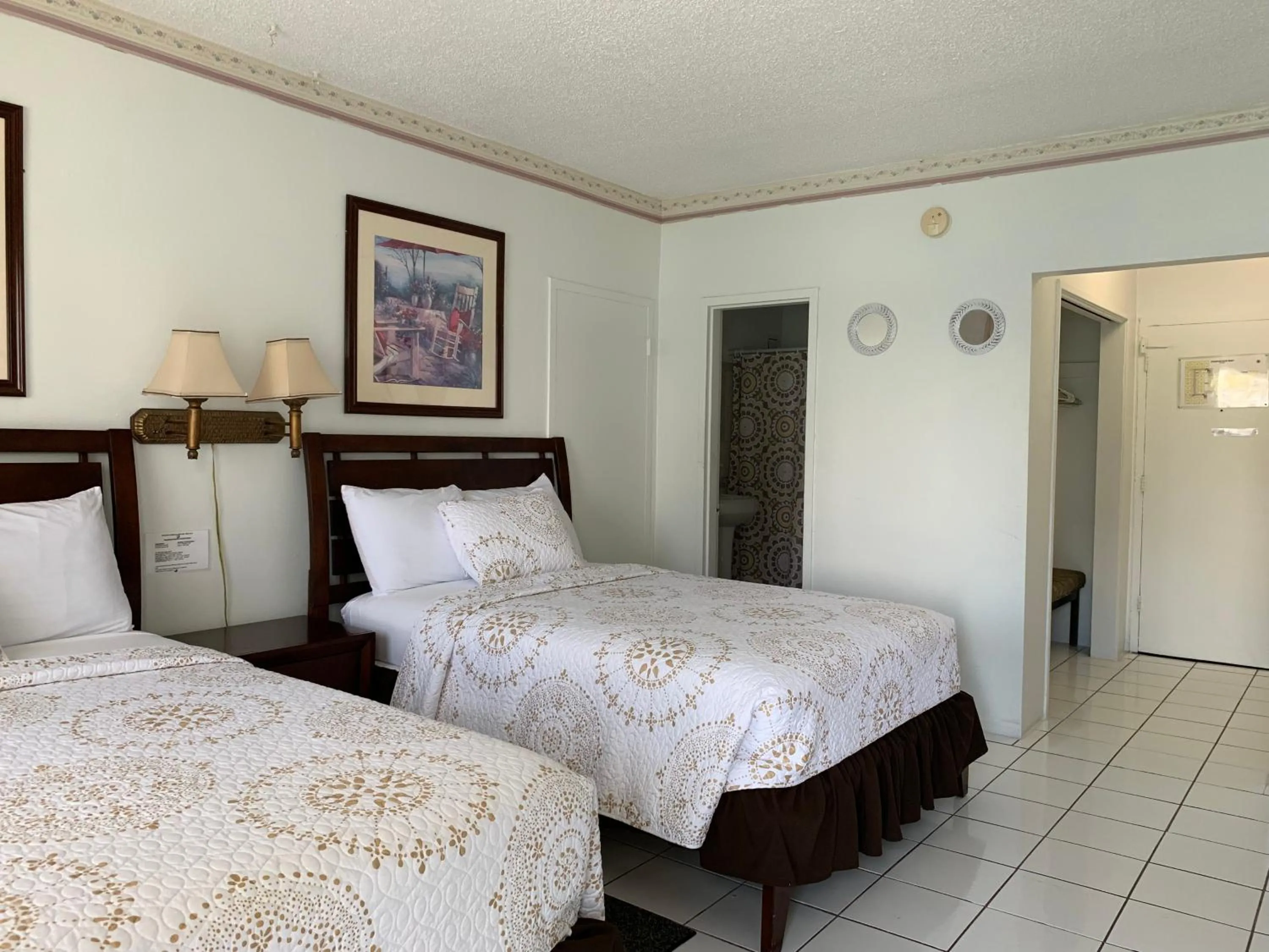 Photo of the whole room, Bed in International Inn on the Bay