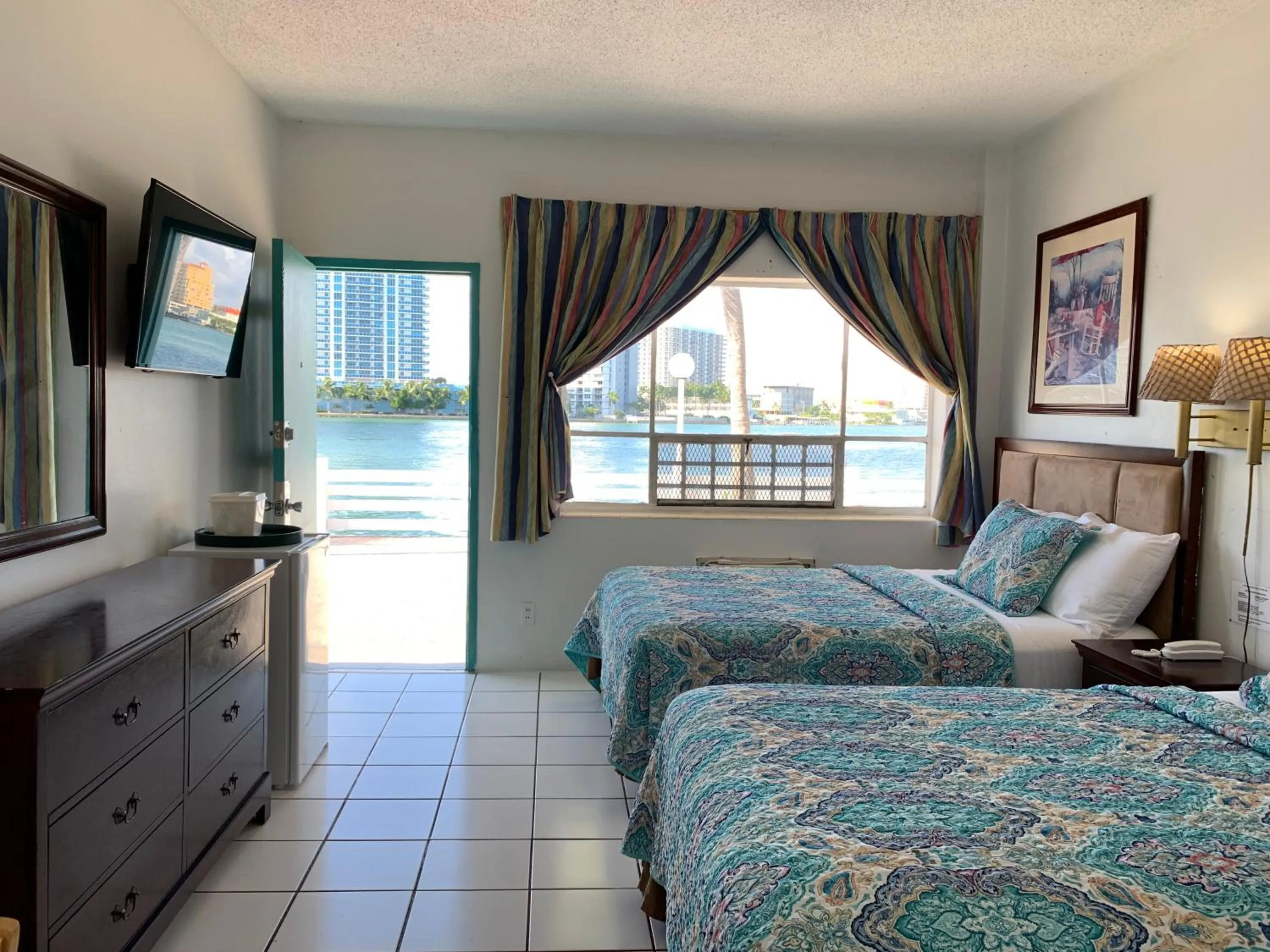 Photo of the whole room, Bed in International Inn on the Bay