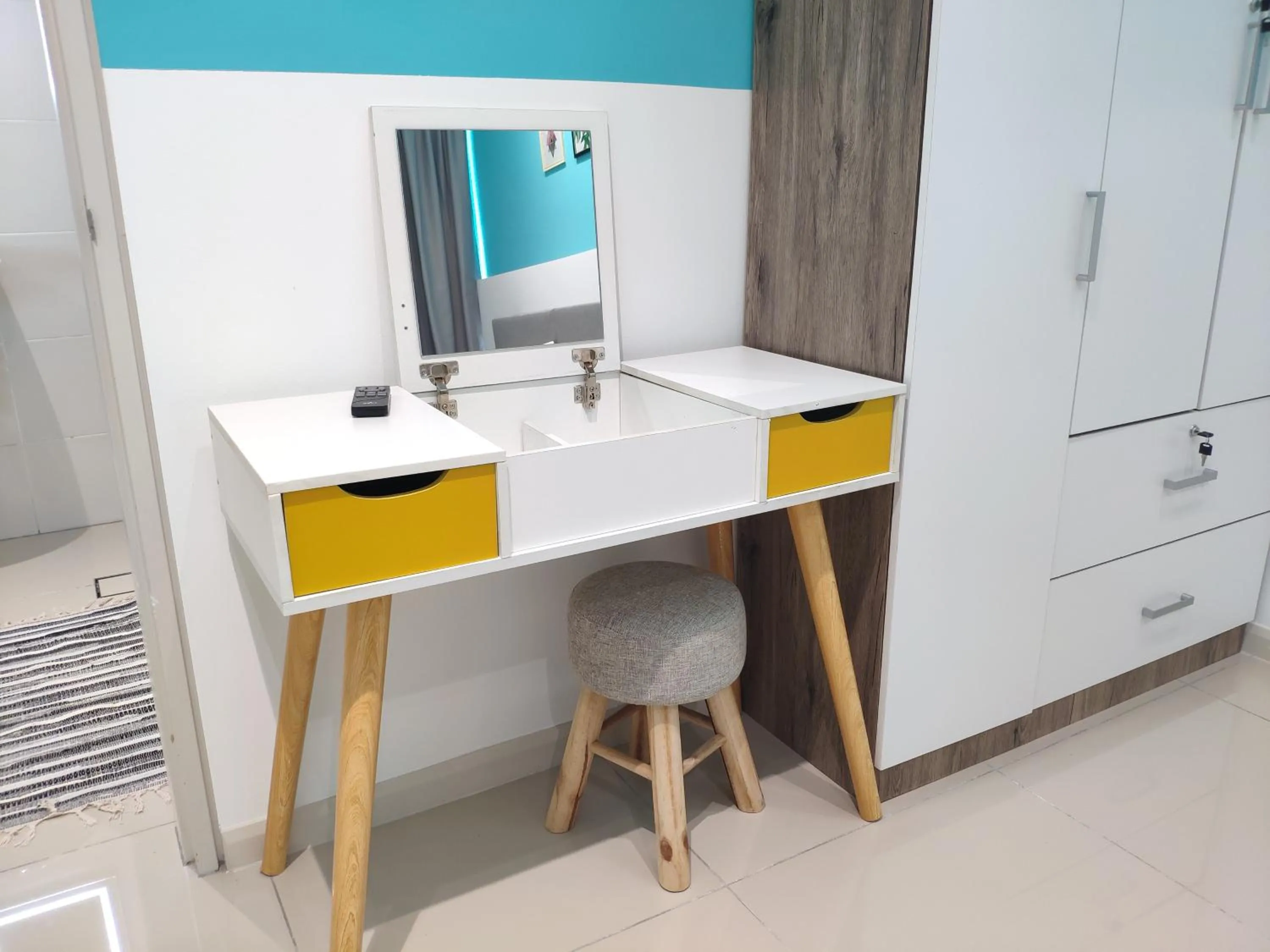 wardrobe in 5-Star Apartment + Infinity Pool, 4 pax, 1 min to Jaya One