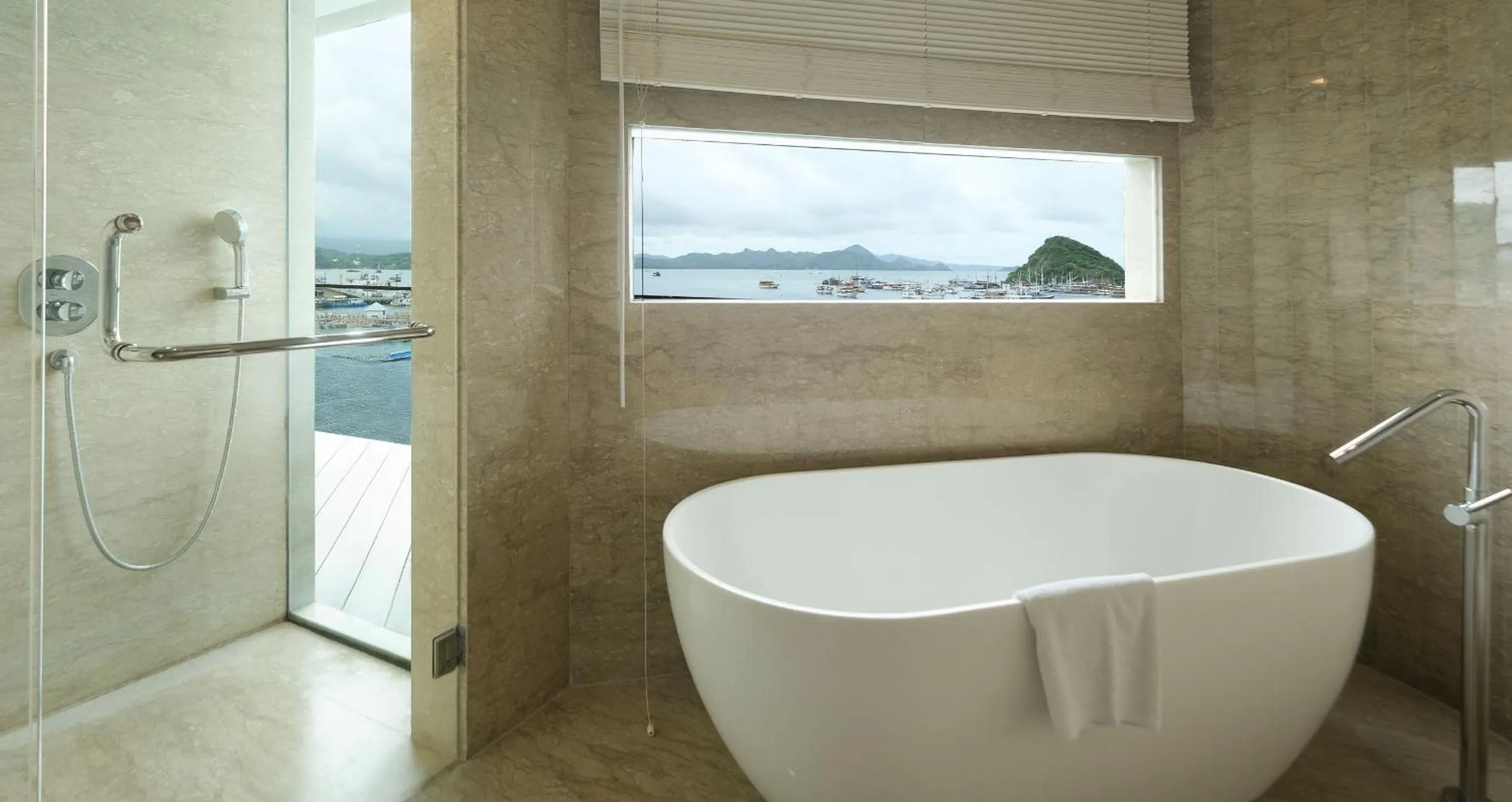 Bath in Meruorah Komodo Labuan Bajo