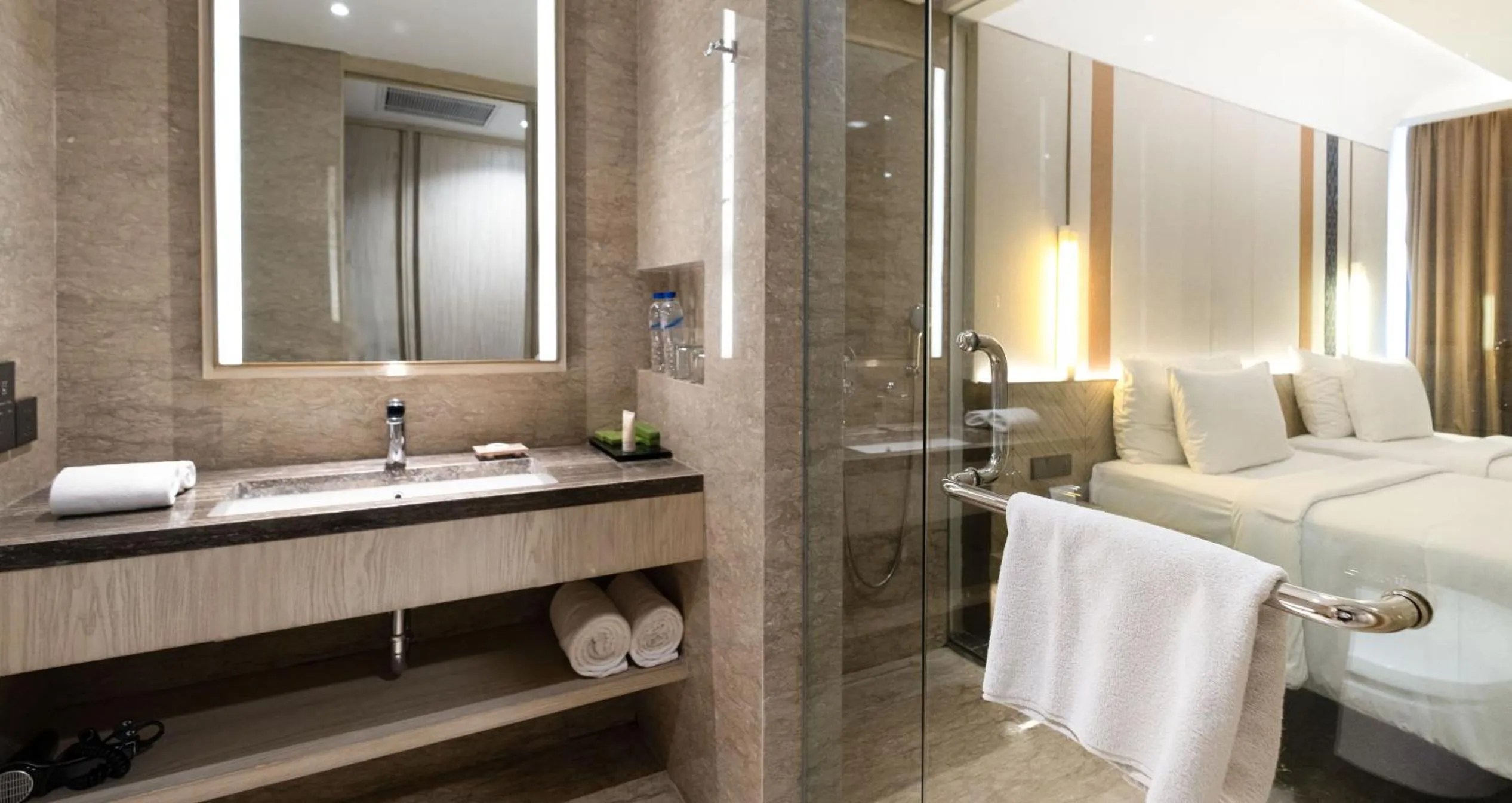 Bathroom, Bed in Meruorah Komodo Labuan Bajo