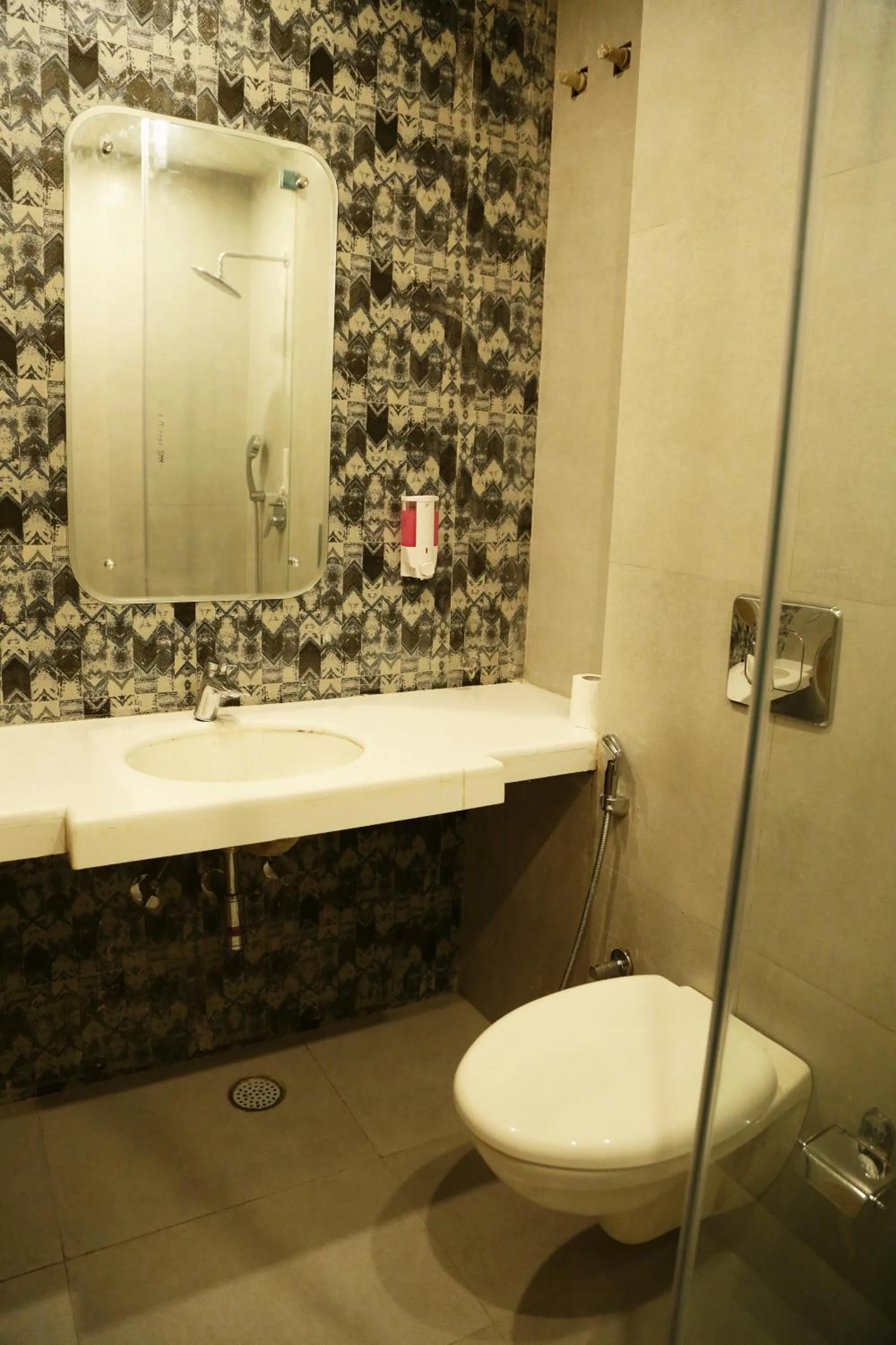 Toilet in Hotel Ratangarh Palace