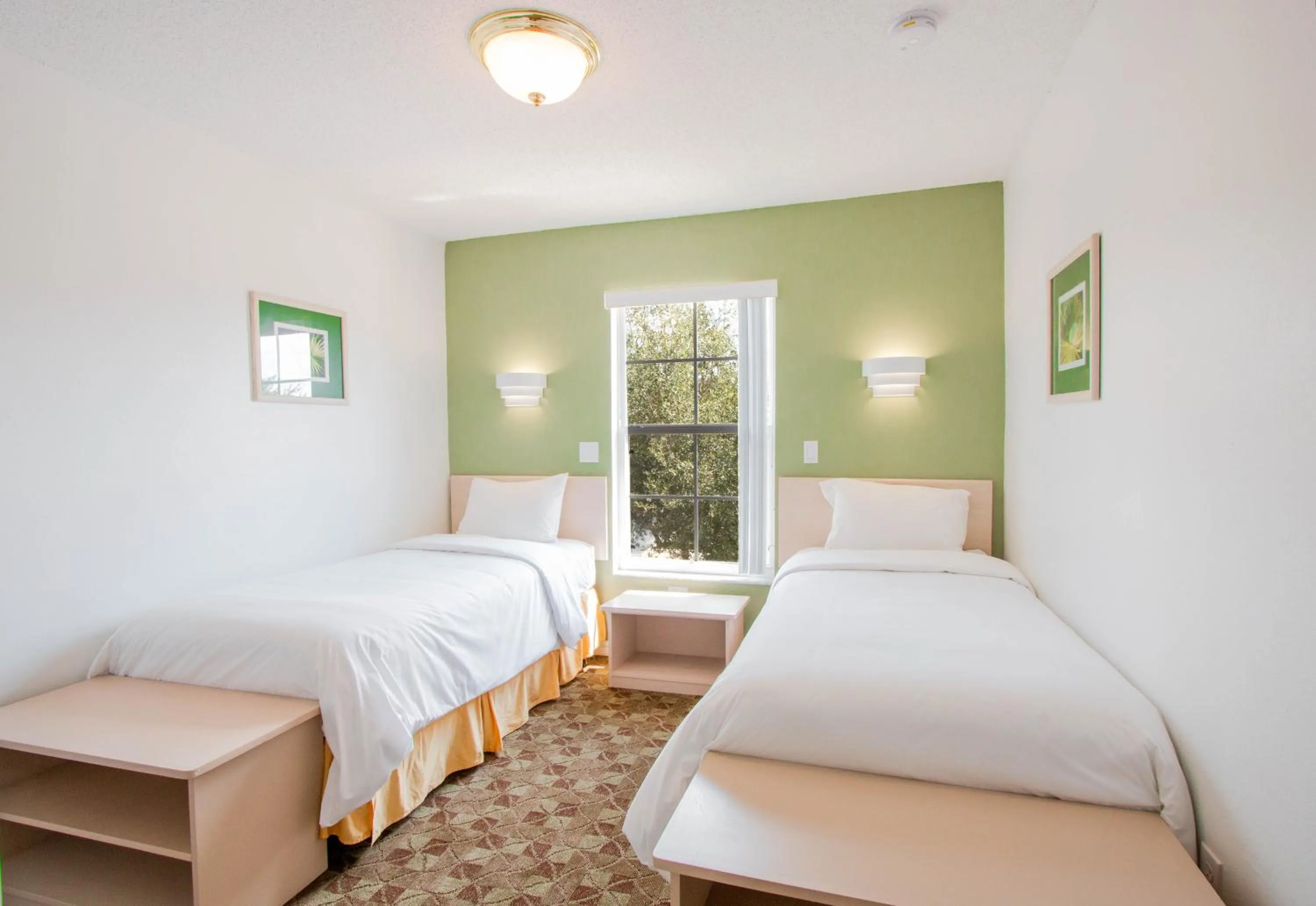 Bed in Berkley Lake Townhomes