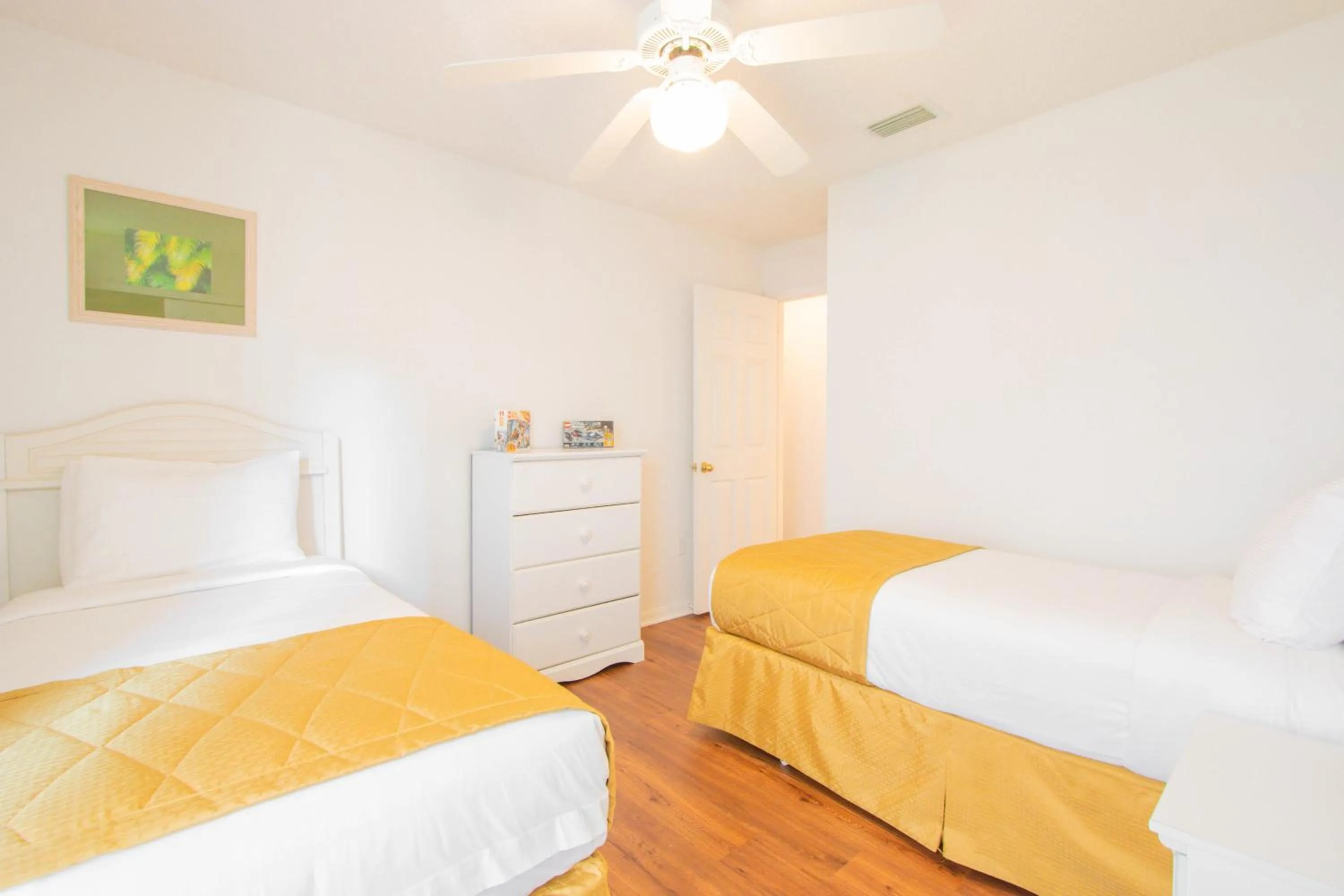 Bed in Berkley Lake Townhomes