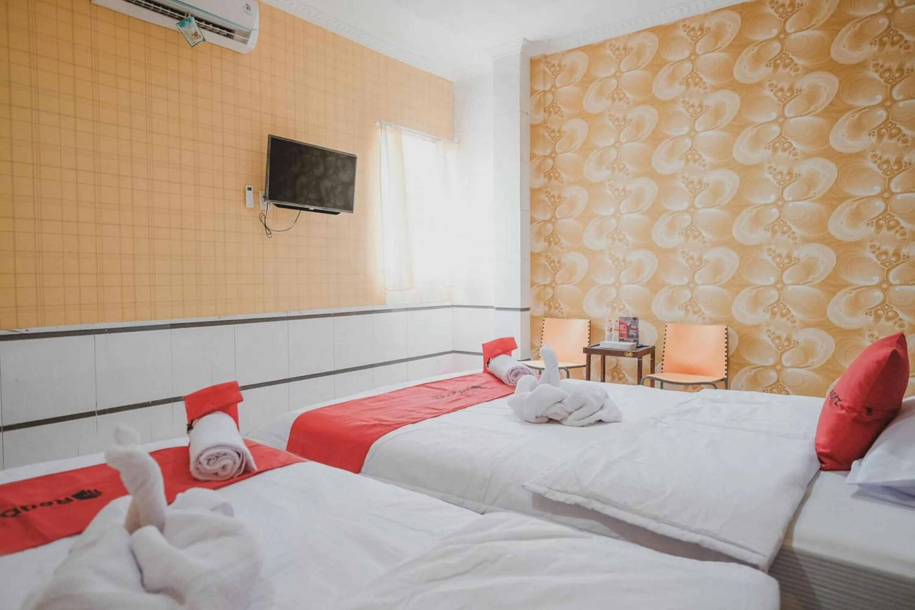 Bedroom, Bed in RedDoorz Plus near Istana Maimun Medan