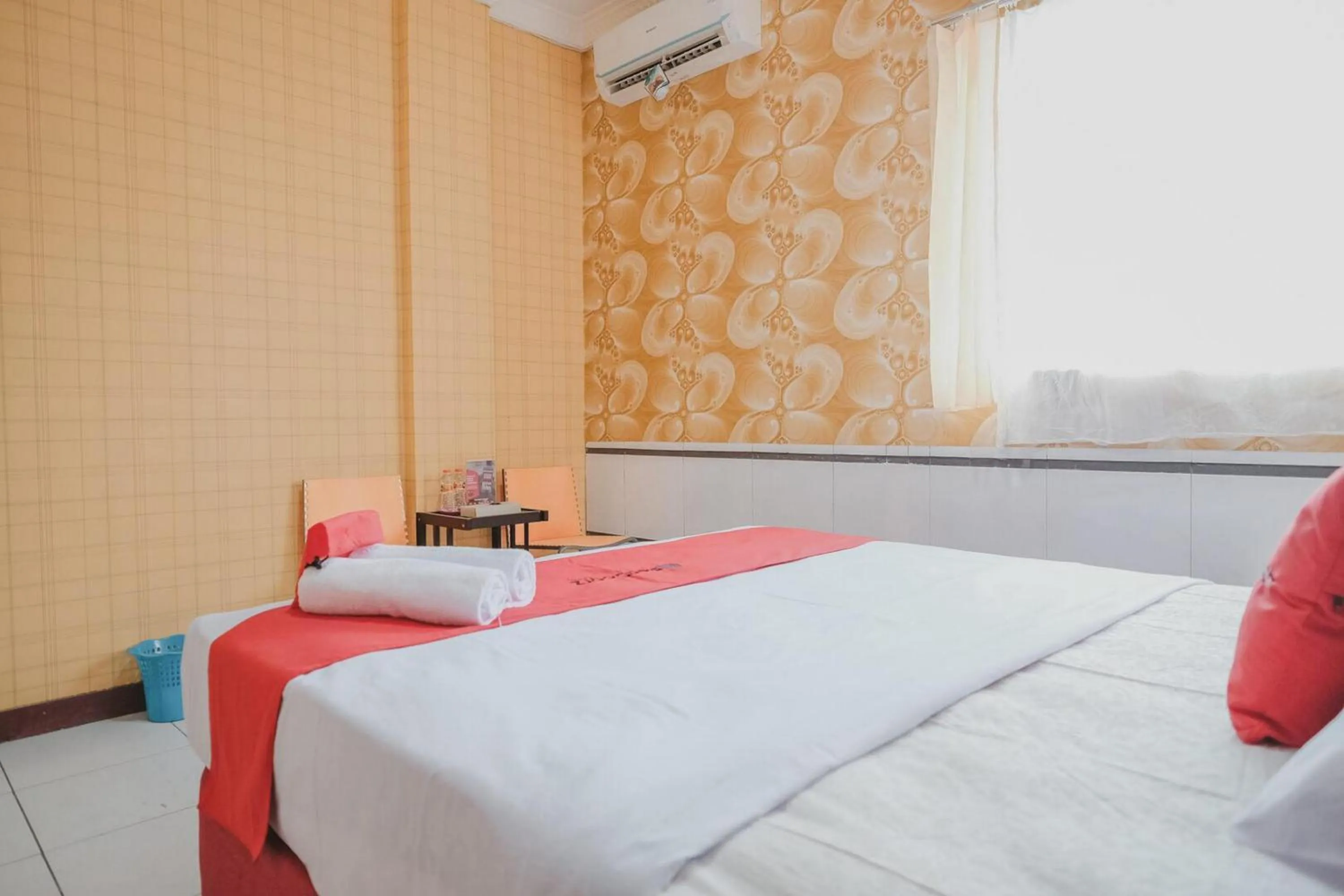Bedroom, Bed in RedDoorz Plus near Istana Maimun Medan