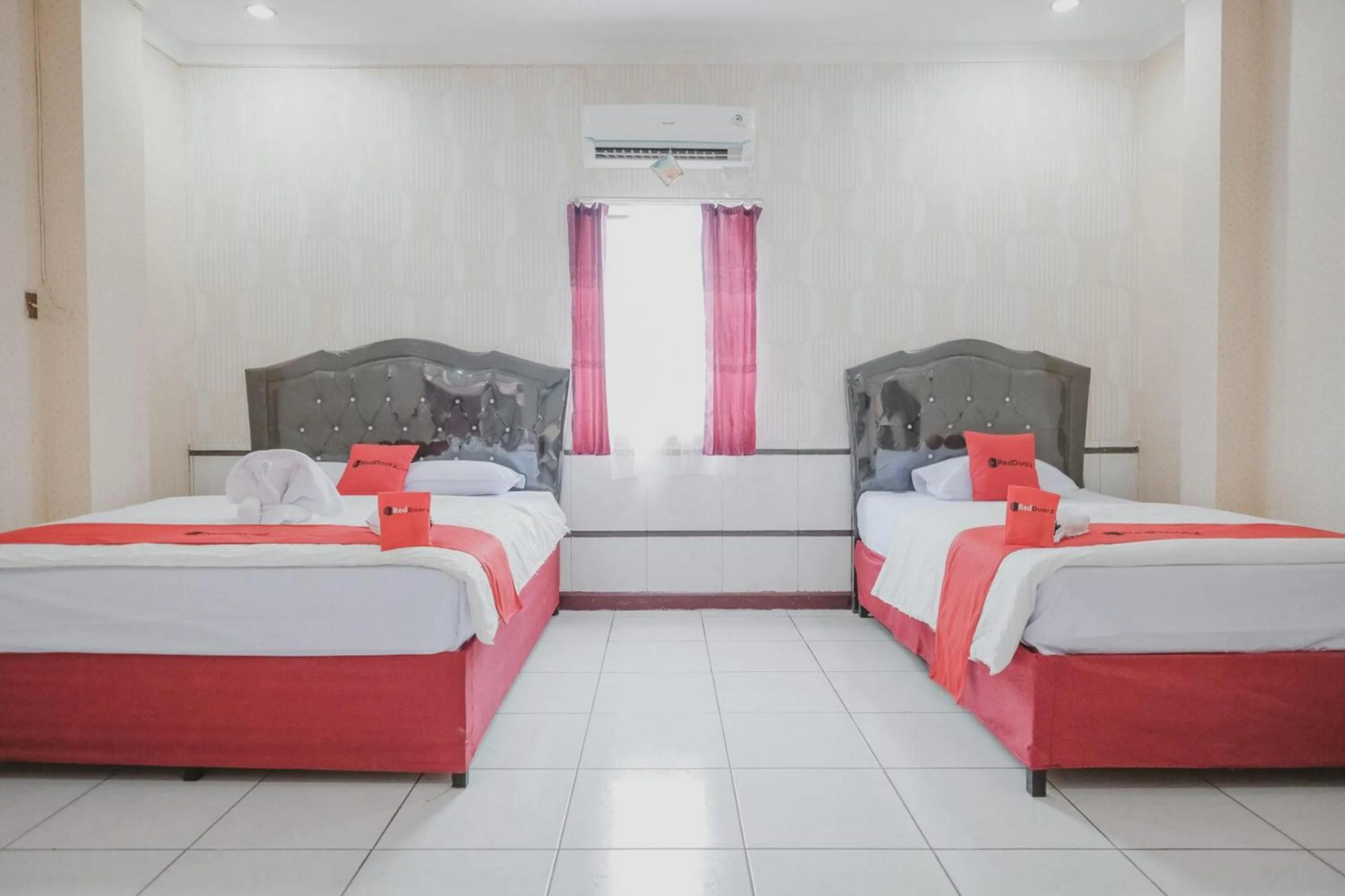 Bedroom, Bed in RedDoorz Plus near Istana Maimun Medan