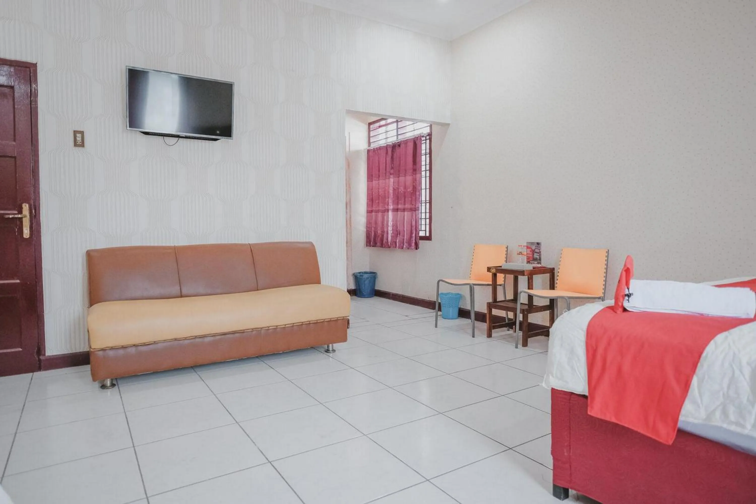 Seating area, Bed in RedDoorz Plus near Istana Maimun Medan