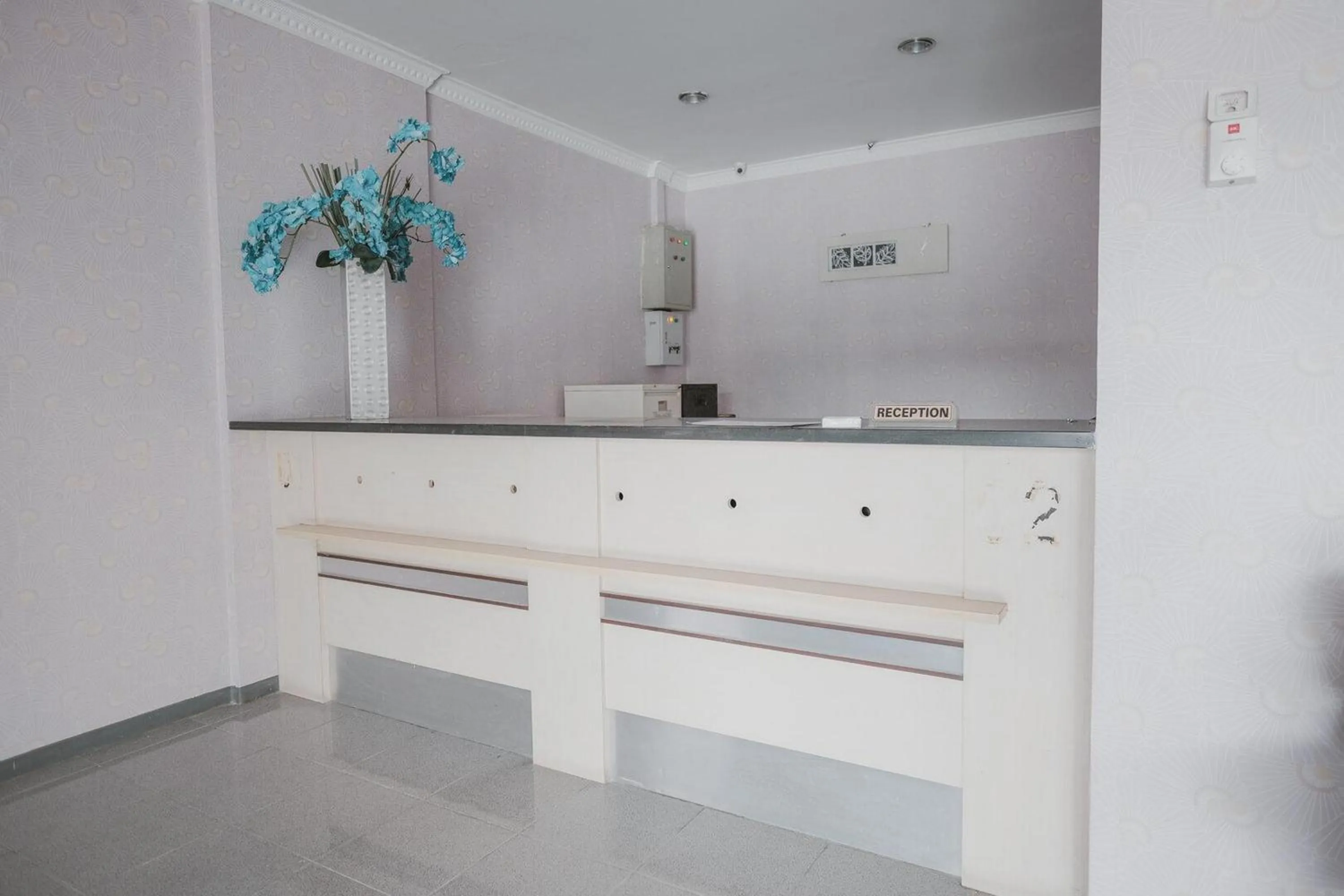 Lobby or reception in RedDoorz Plus near Istana Maimun Medan