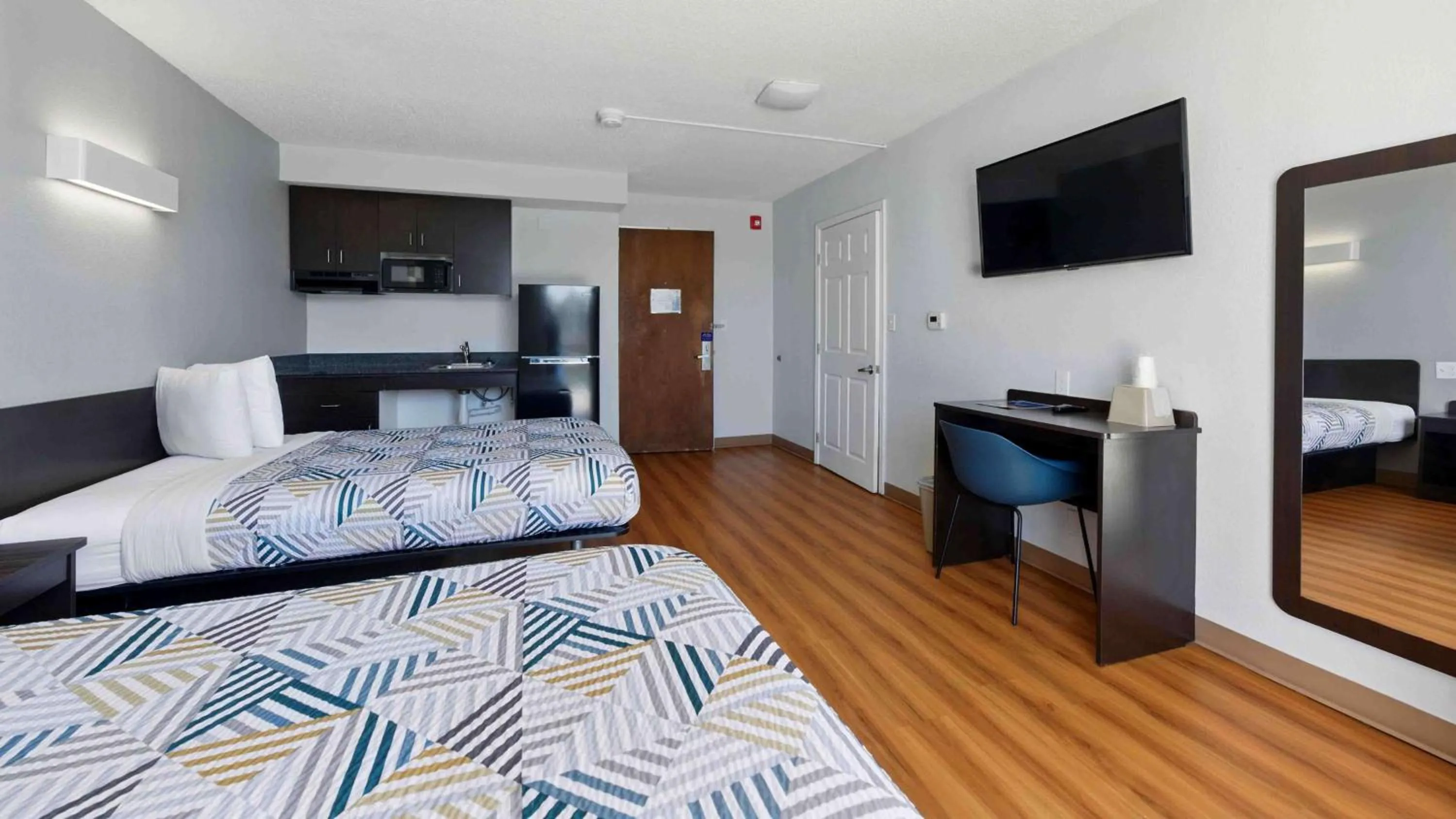 Quadruple Room - Non-Smoking in Motel 6-Atlanta, GA - Atlanta Airport