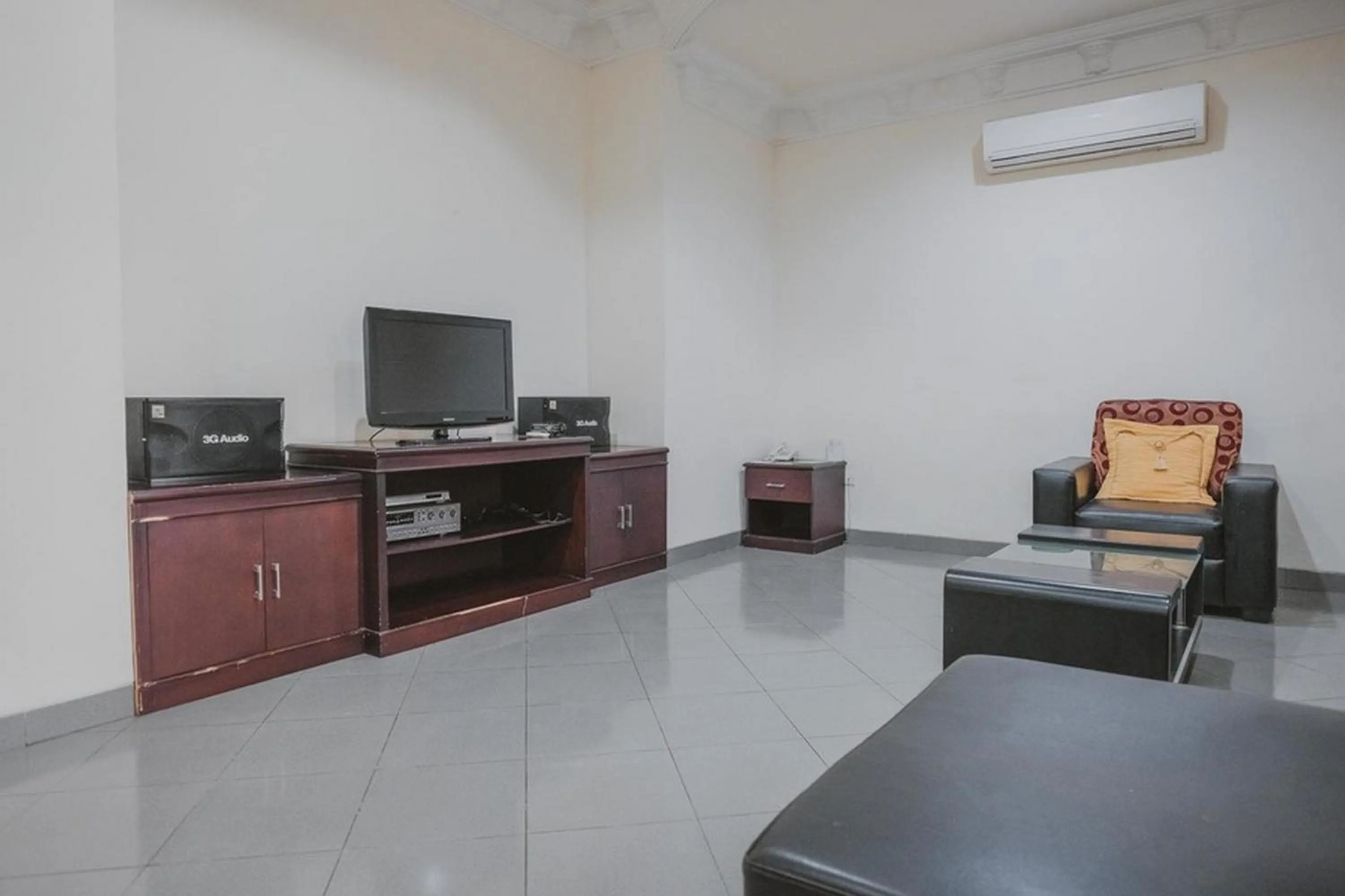 Seating area in RedDoorz Premium @ Jalan Pal 10 Jambi