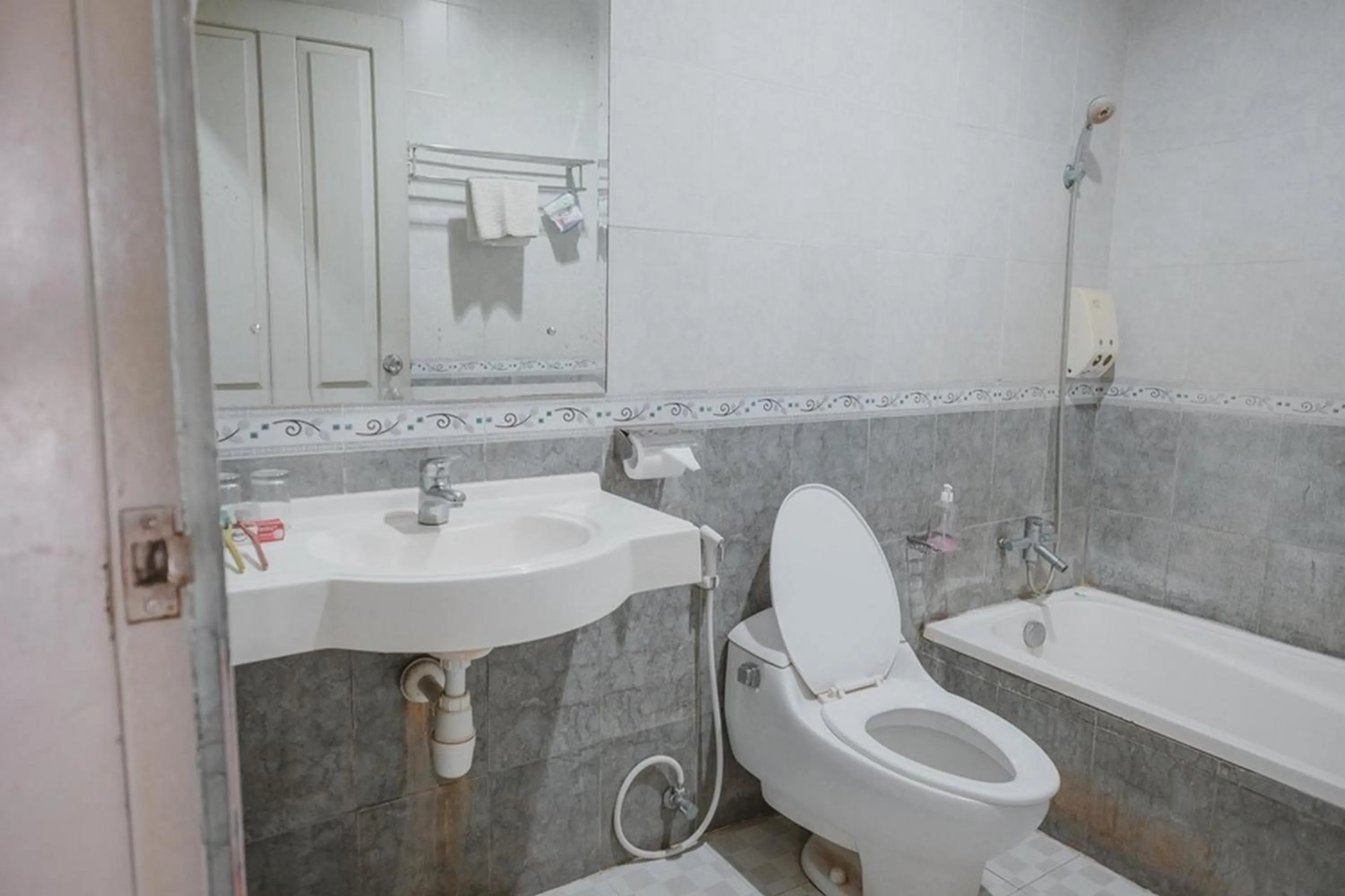 Bathroom in RedDoorz Premium @ Jalan Pal 10 Jambi