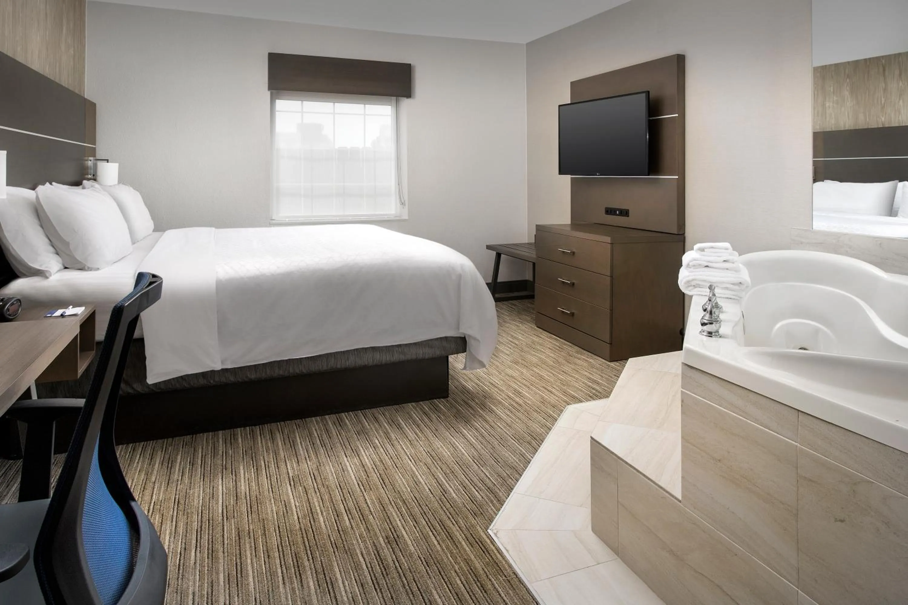 Bed in Holiday Inn Express & Suites Annapolis by IHG