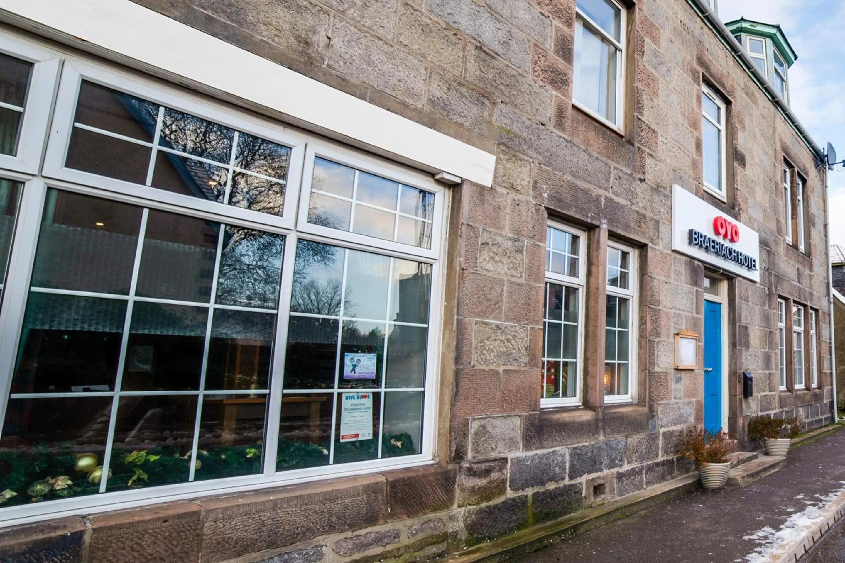 Facade/entrance in OYO Braeriach Hotel, Highlands Scotland