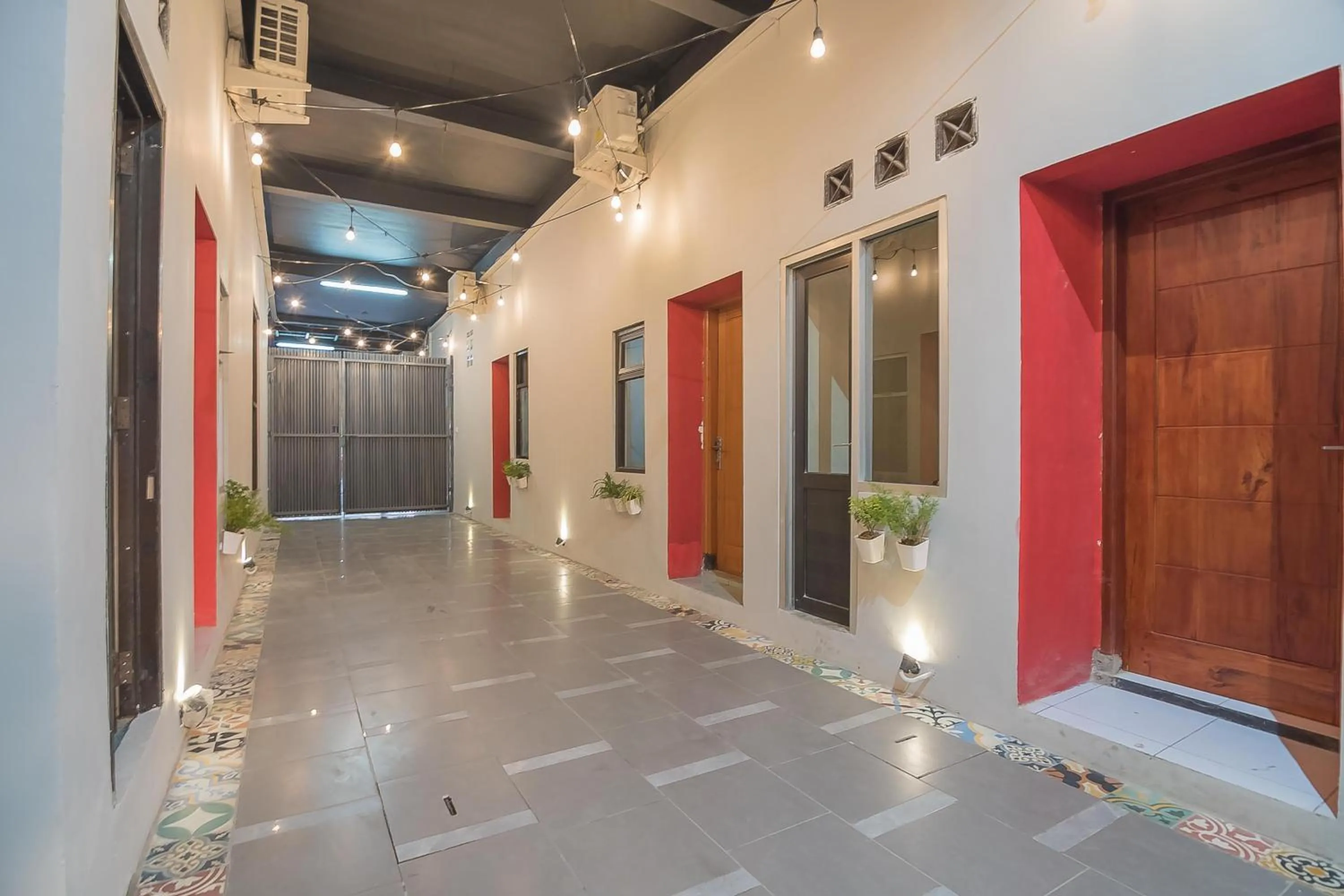 Facade/entrance in RedDoorz @ Kiaracondong