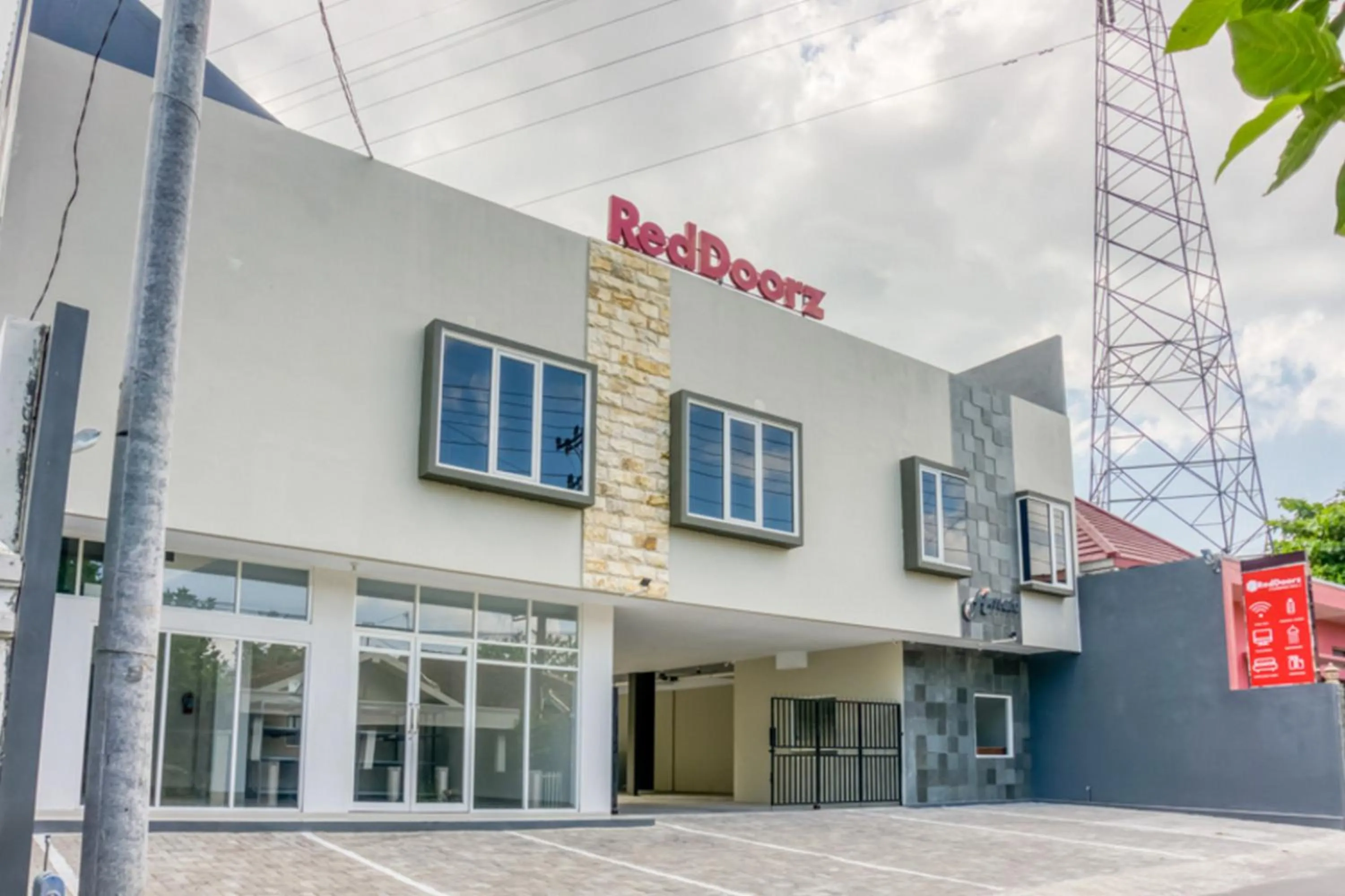 Facade/entrance in RedDoorz @ Plemburan Jakal 2