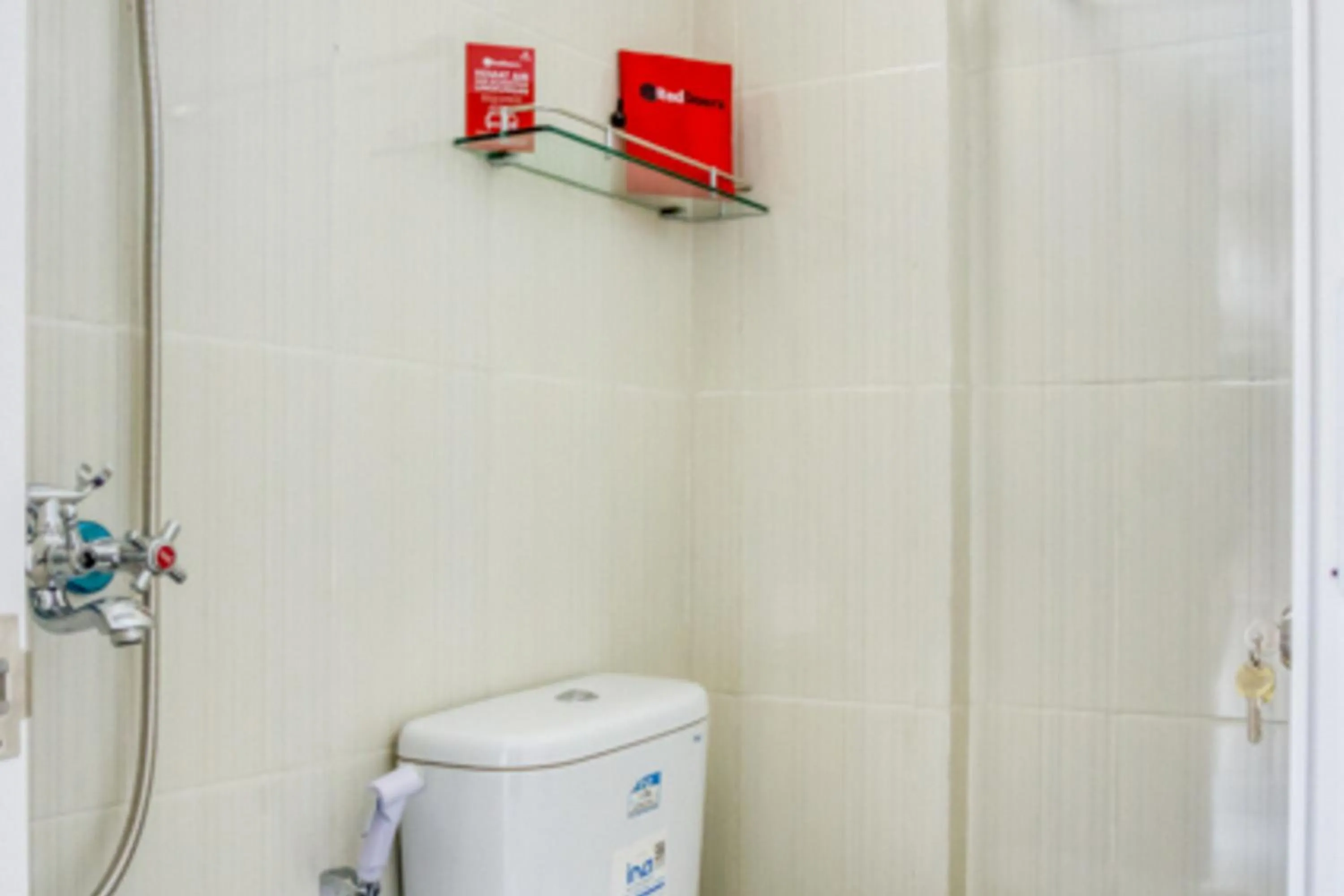 Bathroom in RedDoorz @ Plemburan Jakal 2