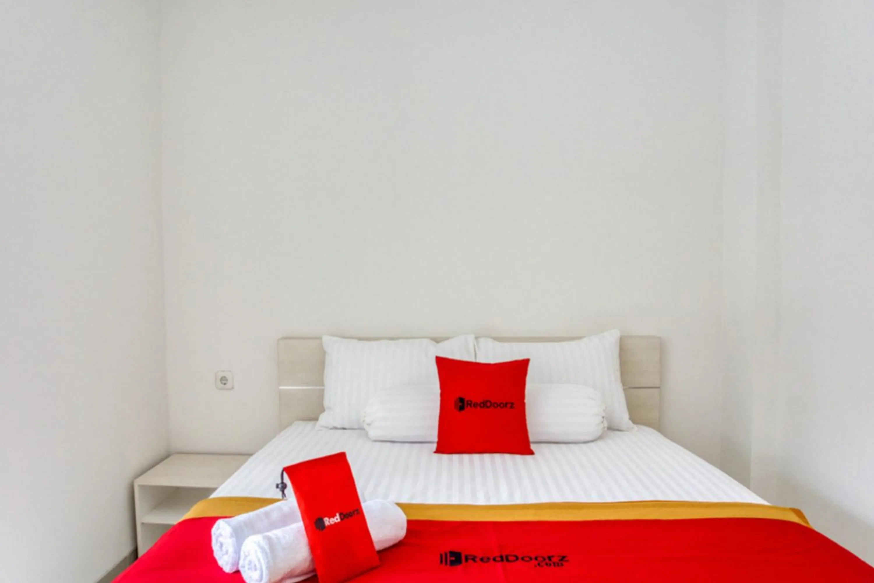 Bedroom, Bed in RedDoorz @ Plemburan Jakal 2