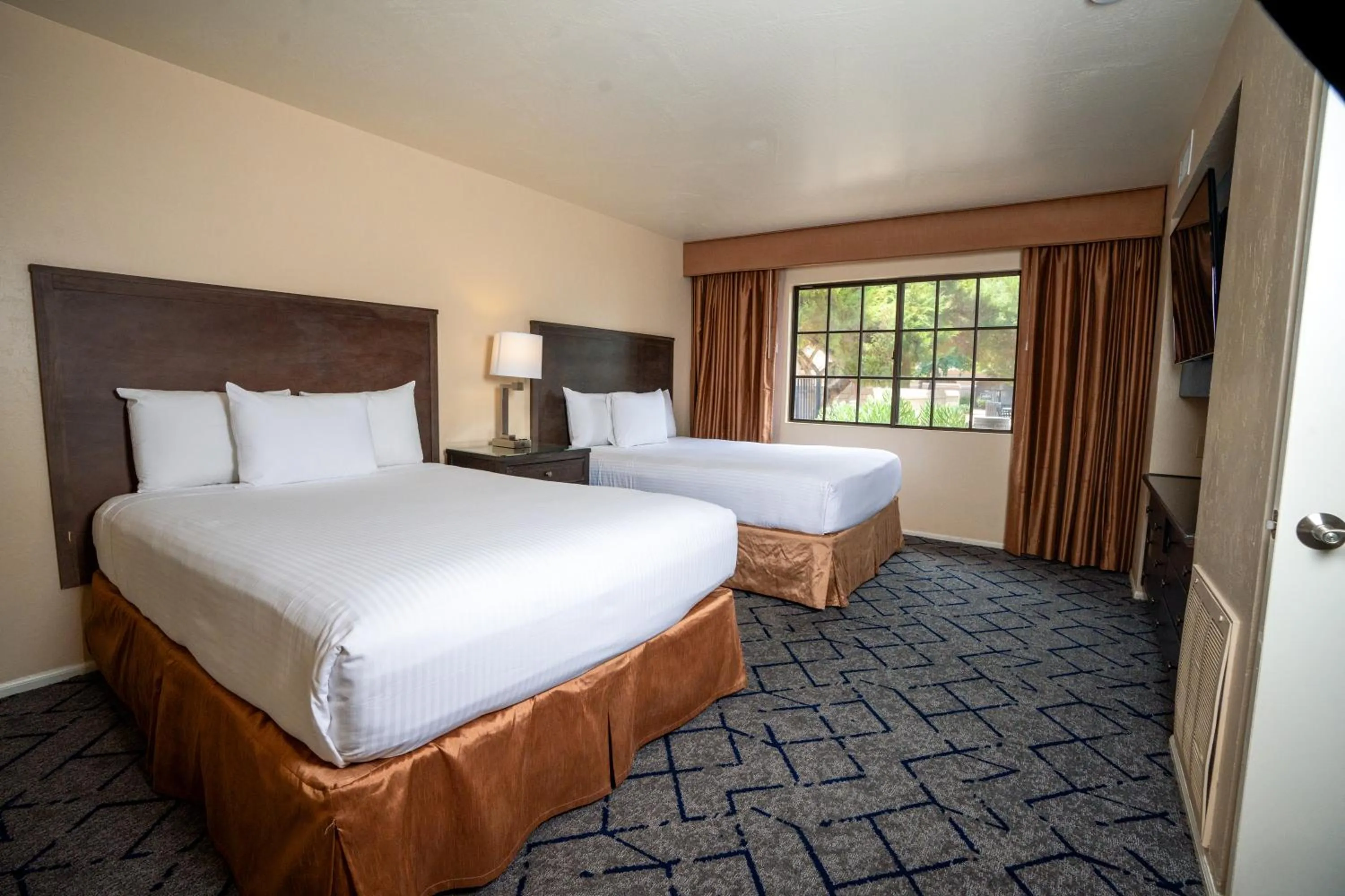 Bed in Kimpton Miralina coming soon - Scottsdale Plaza Resort