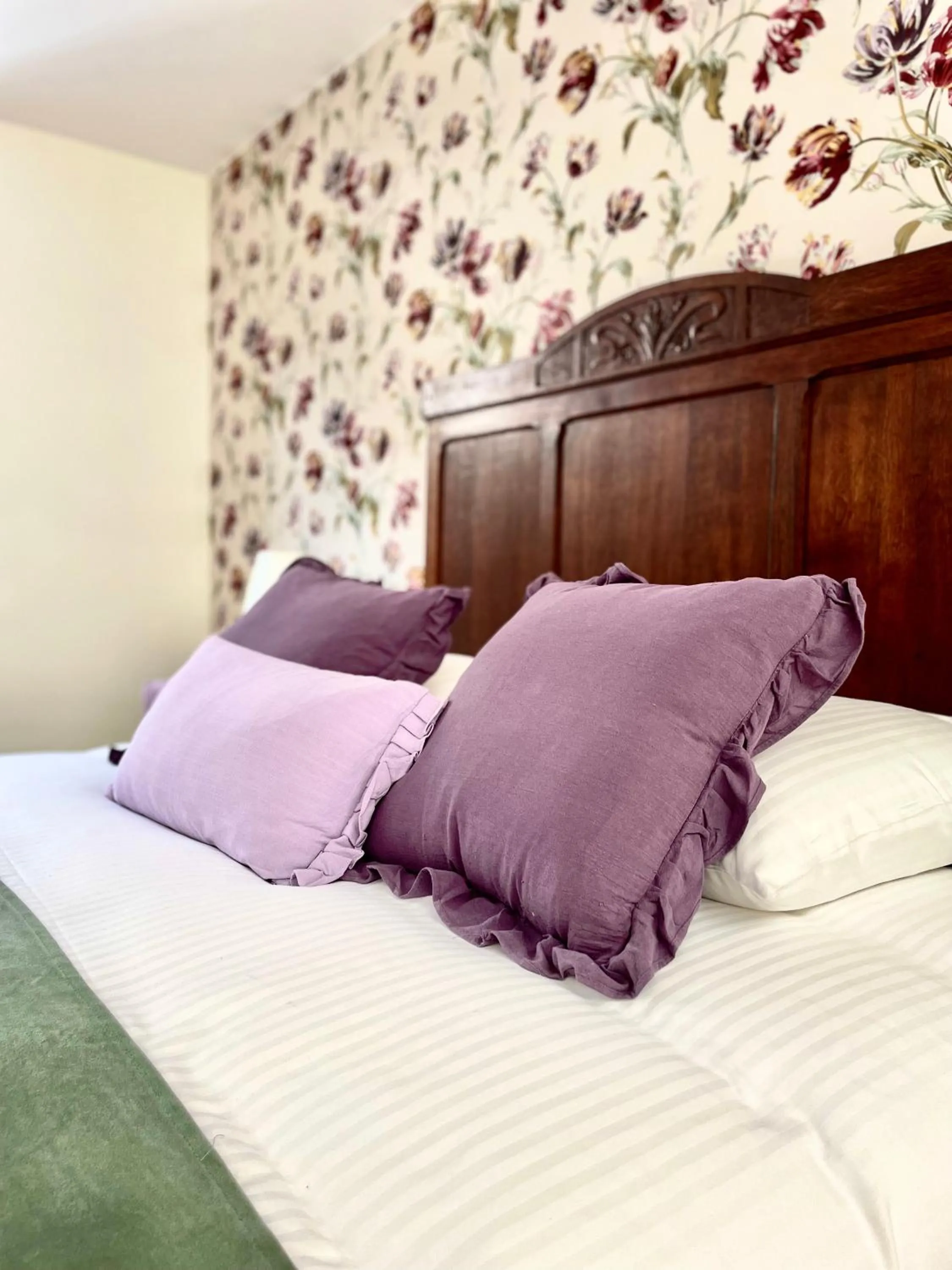 Bed in LES 7 MEUSES - Restaurant & Hébergements HÔTELIERS - INSOLITES - WELLNESS - GÎTES