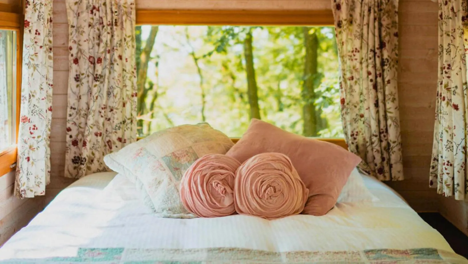 Bed in LES 7 MEUSES - Restaurant & Hébergements HÔTELIERS - INSOLITES - WELLNESS - GÎTES