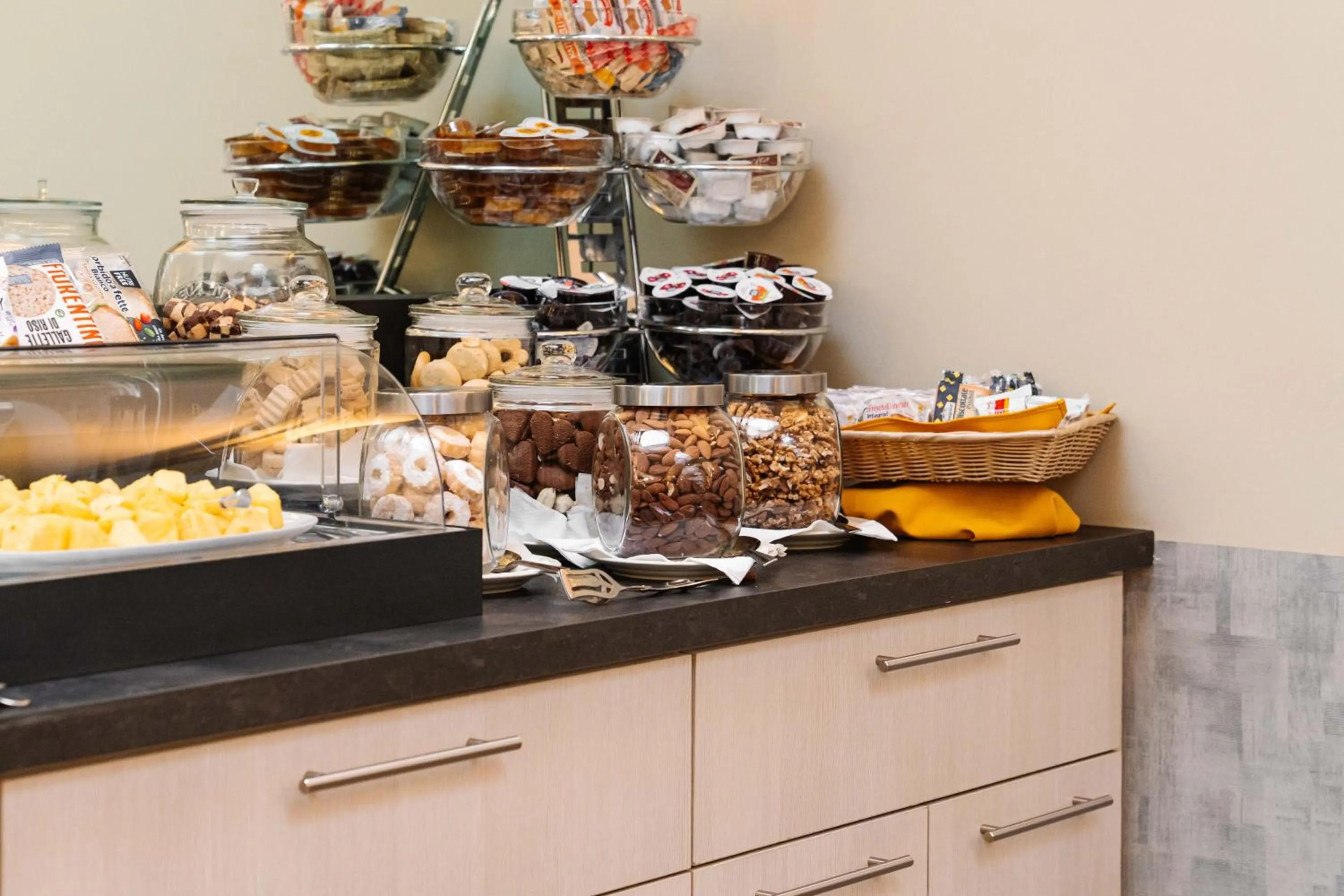 Food and drinks in Crystal Hotel Varese