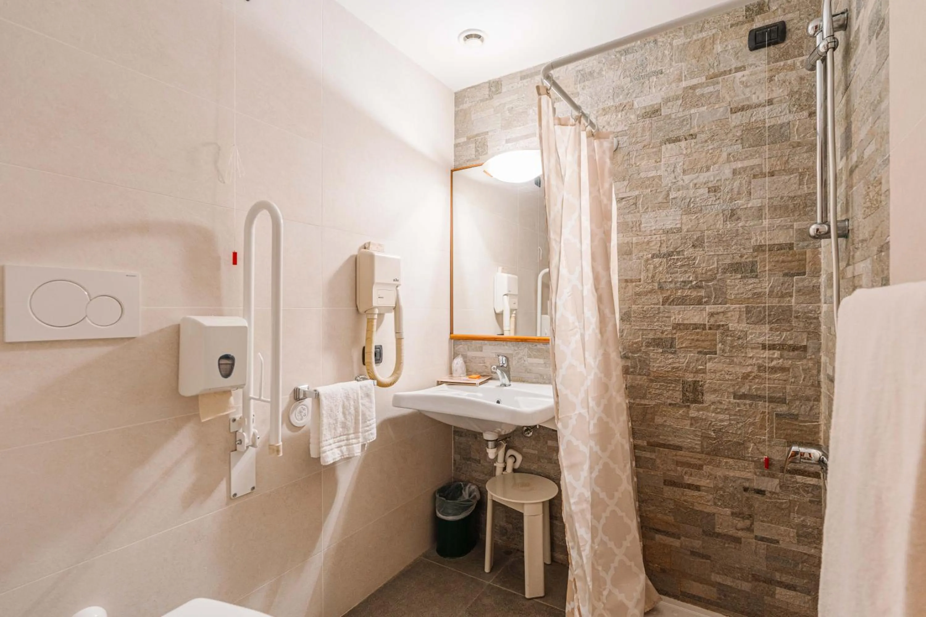 Facility for disabled guests in Crystal Hotel Varese