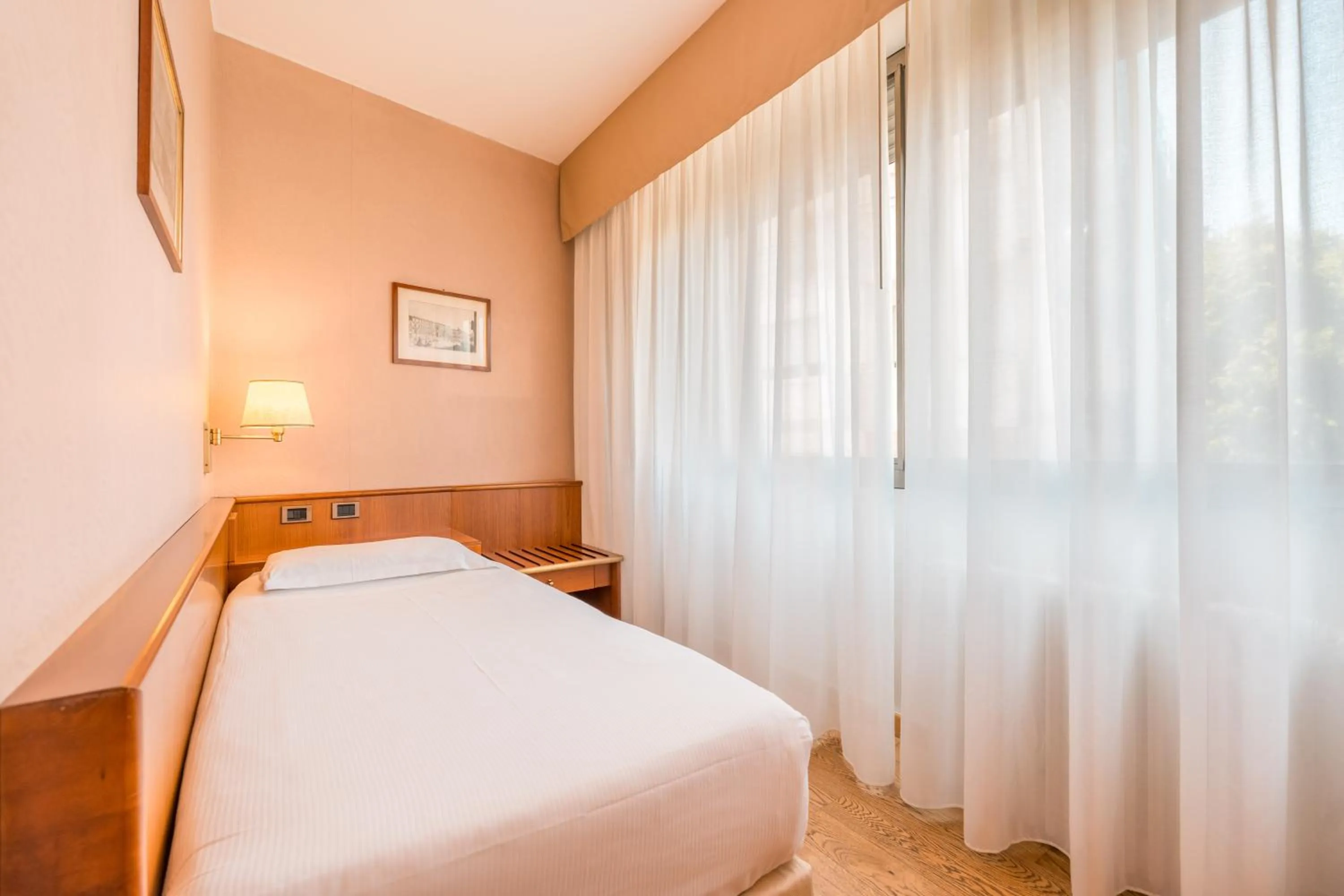 Photo of the whole room, Bed in Crystal Hotel Varese