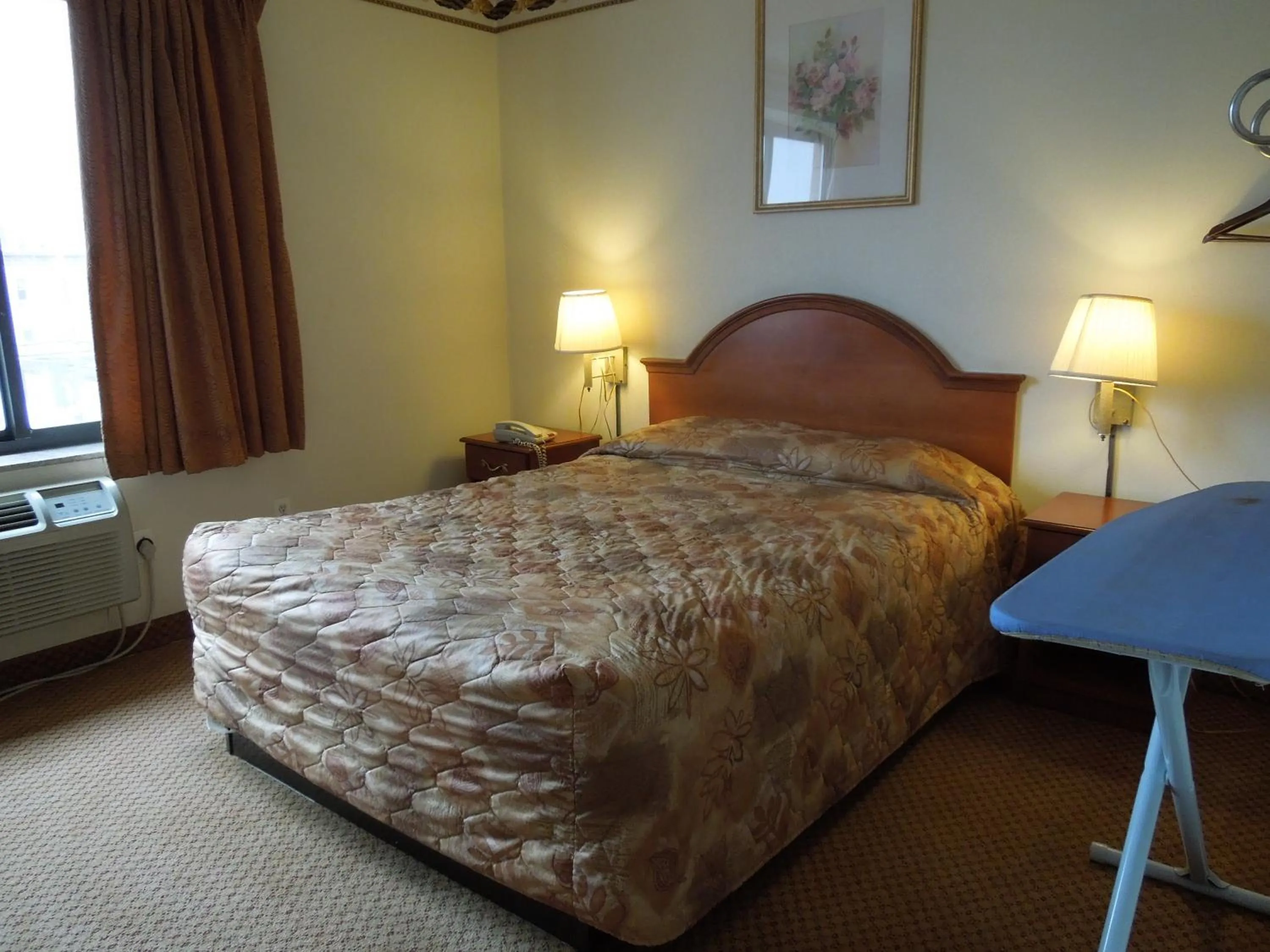 Bed in Red Carpet Inn Brooklyn