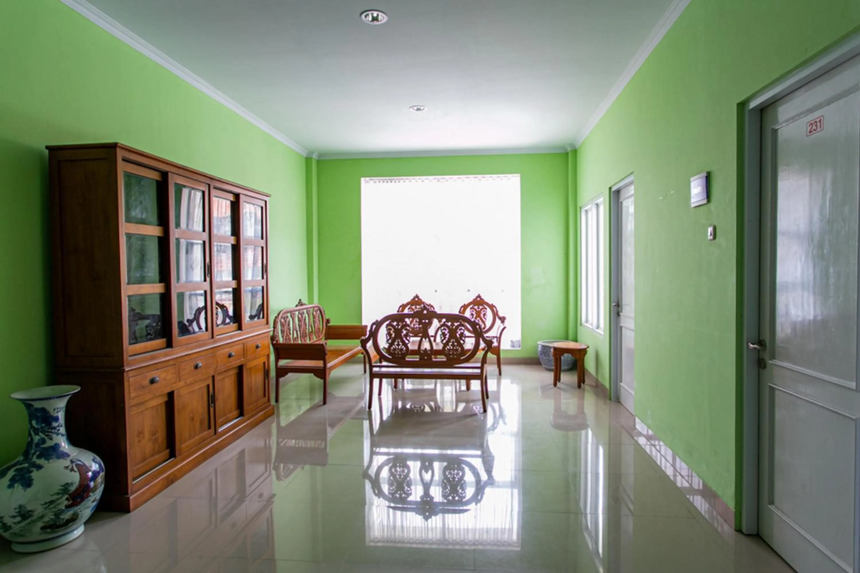 Seating area in RedDoorz near Universitas Muhammadiyah Yogyakarta