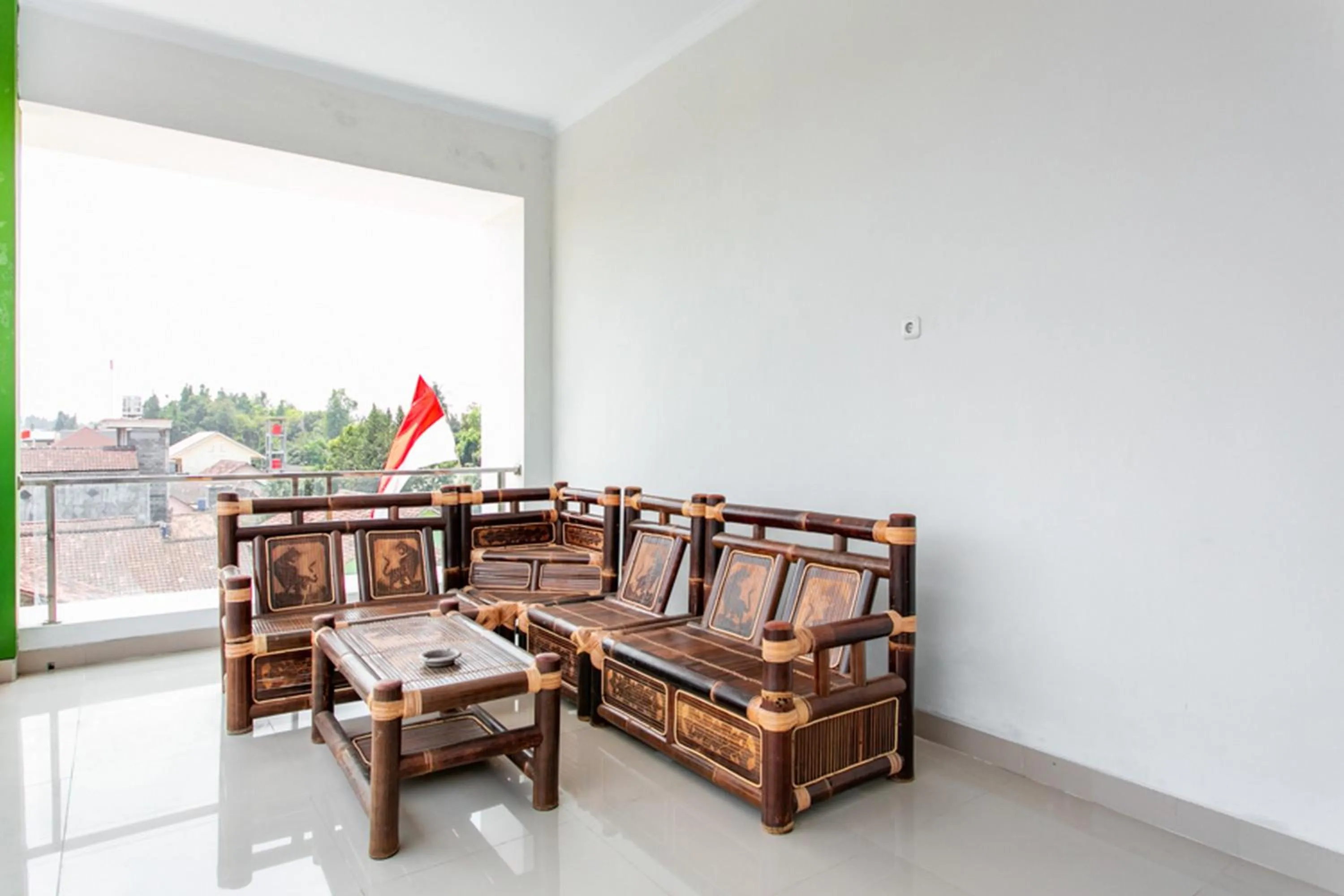 Seating area in RedDoorz near Universitas Muhammadiyah Yogyakarta