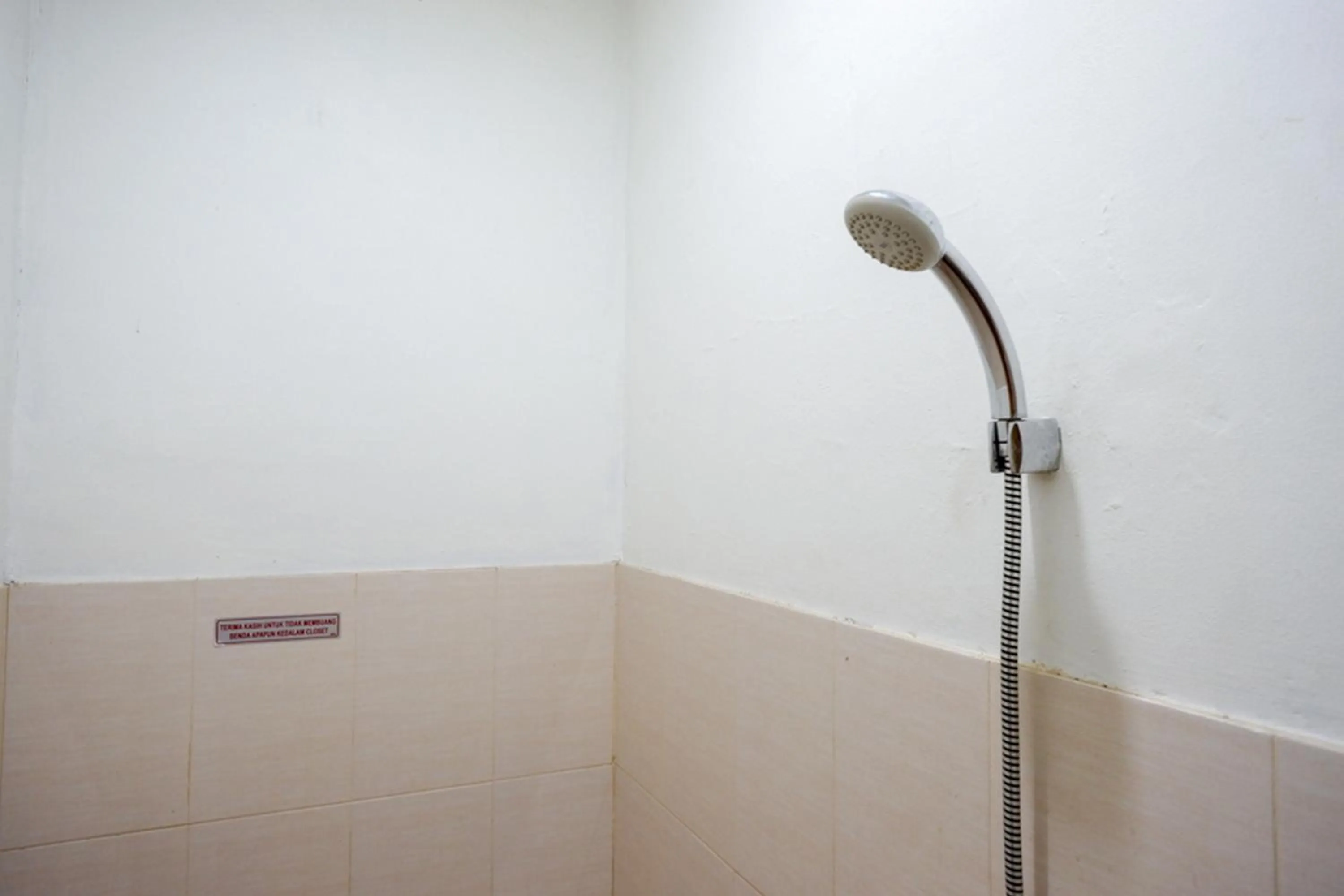 Bathroom in RedDoorz near Living Plaza Purwokerto