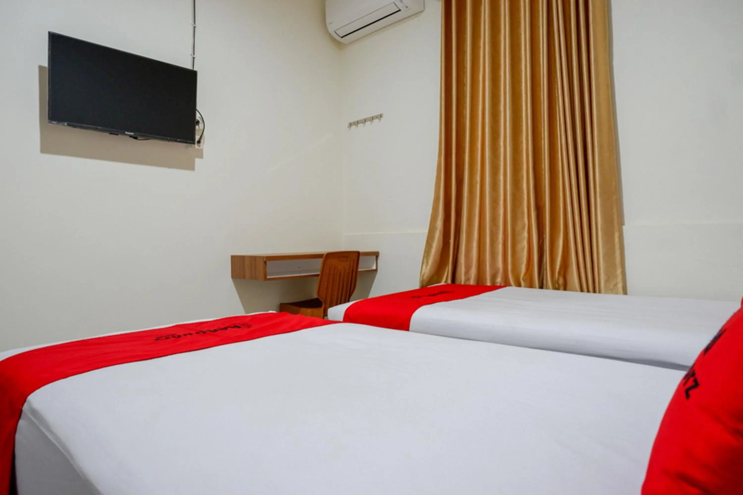 Bedroom, Bed in RedDoorz near Living Plaza Purwokerto